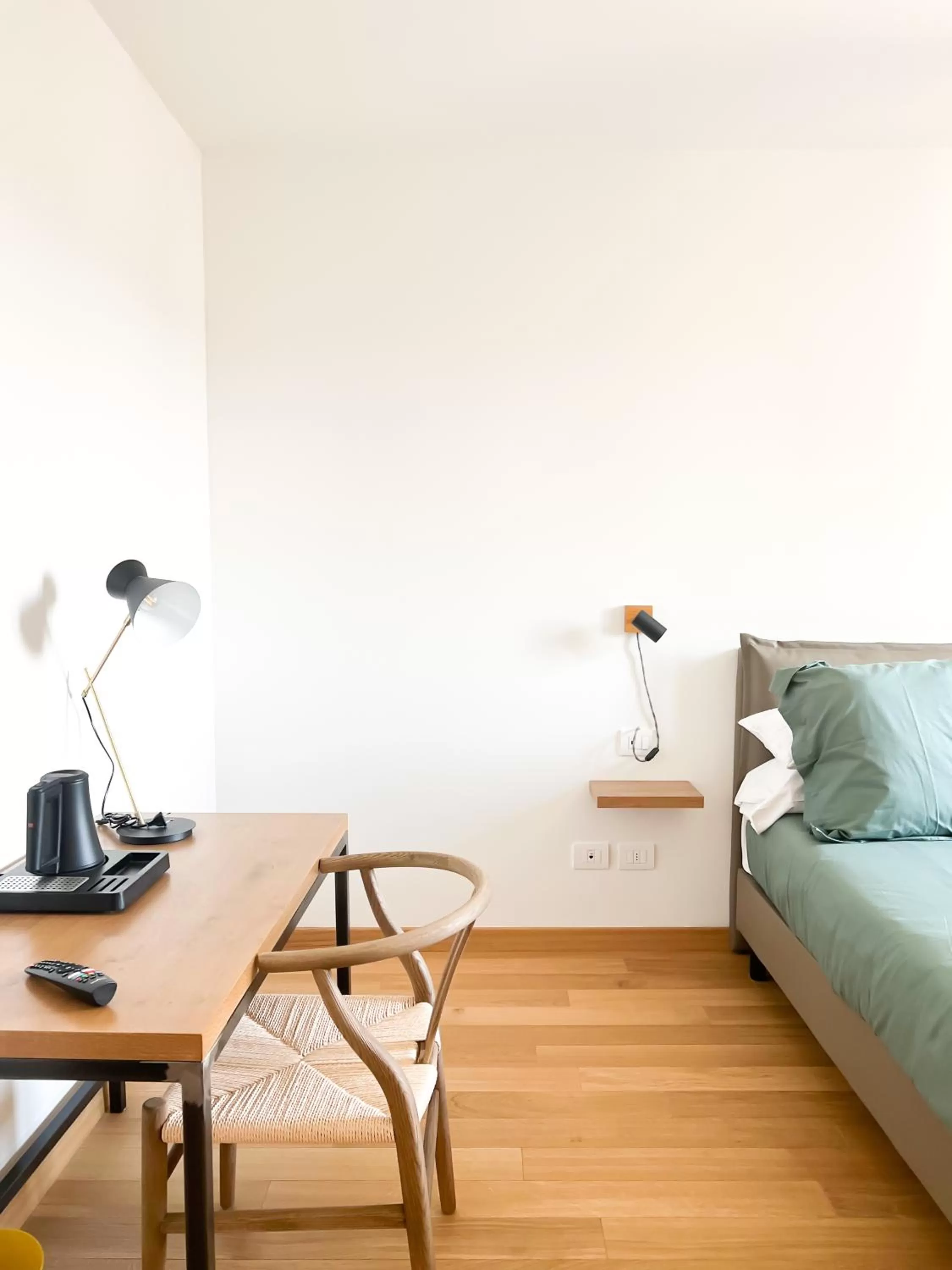 Glass House - Smart Rooms & Parking