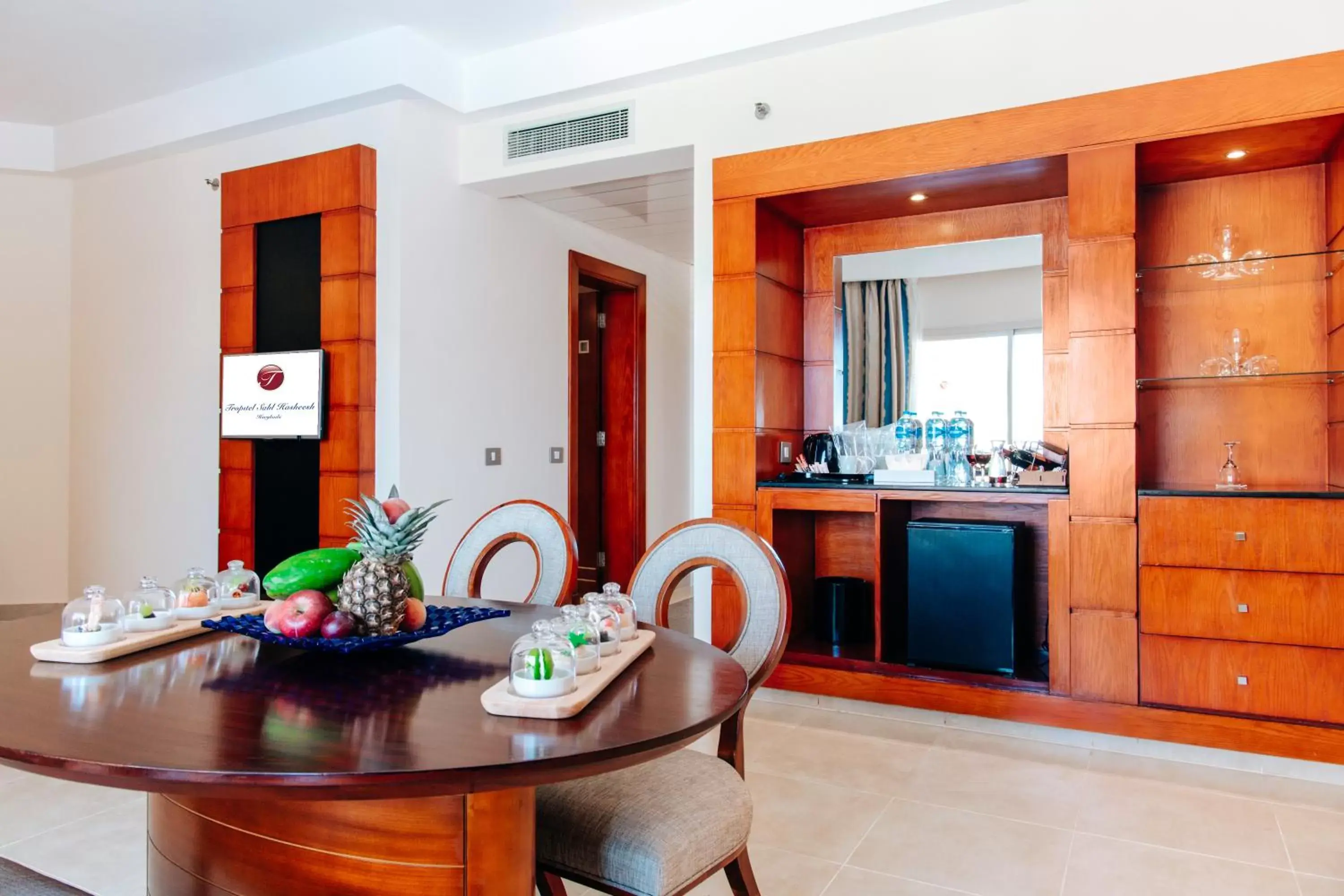 Dining area, Kitchen/Kitchenette in Tropitel Sahl Hasheesh