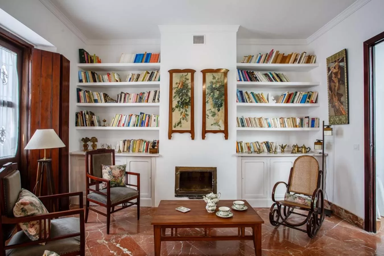 Library in Suites Machado