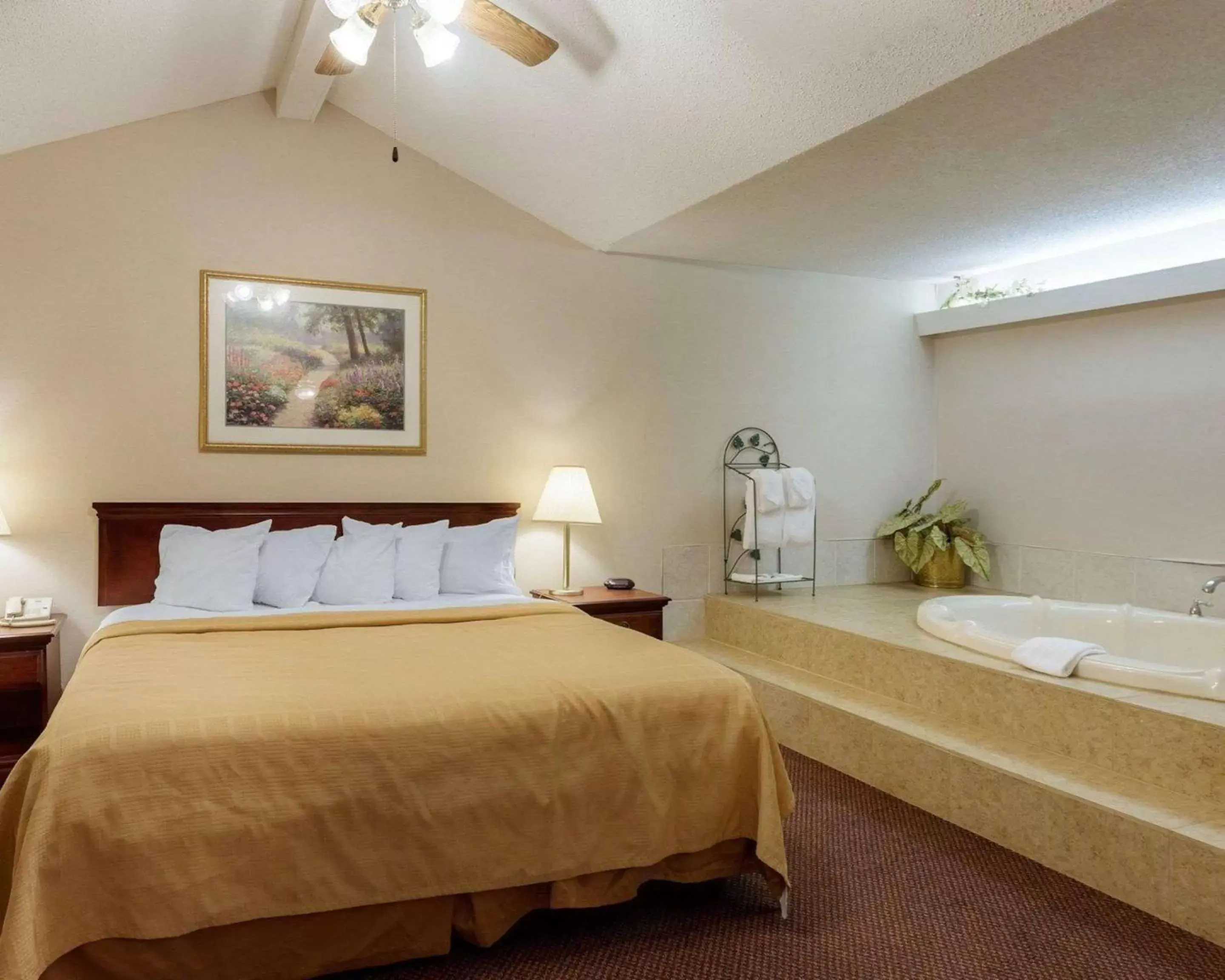 Bedroom, Bed in Quality Inn Robinsonville