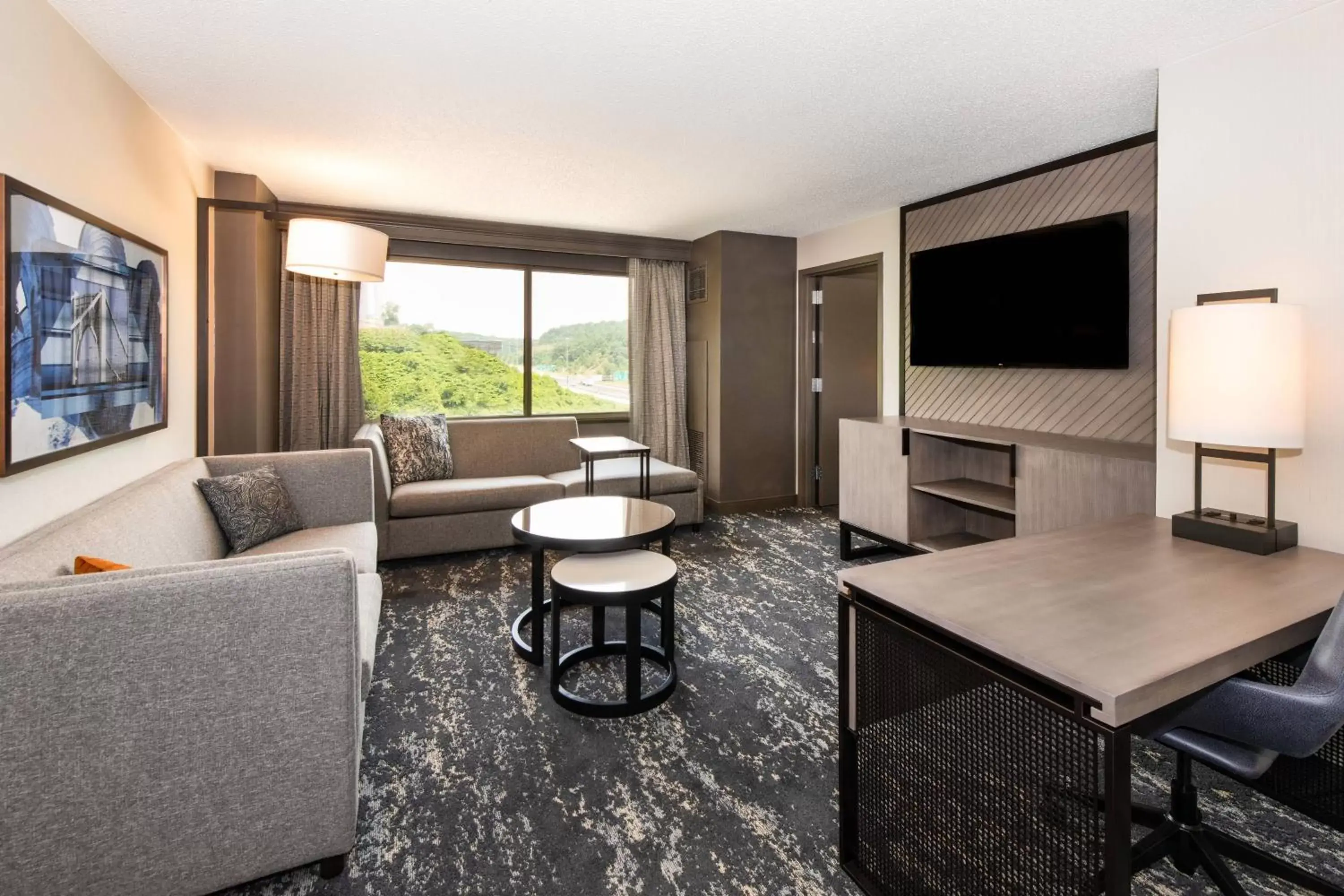 Bedroom, Seating Area in Pittsburgh Airport Marriott