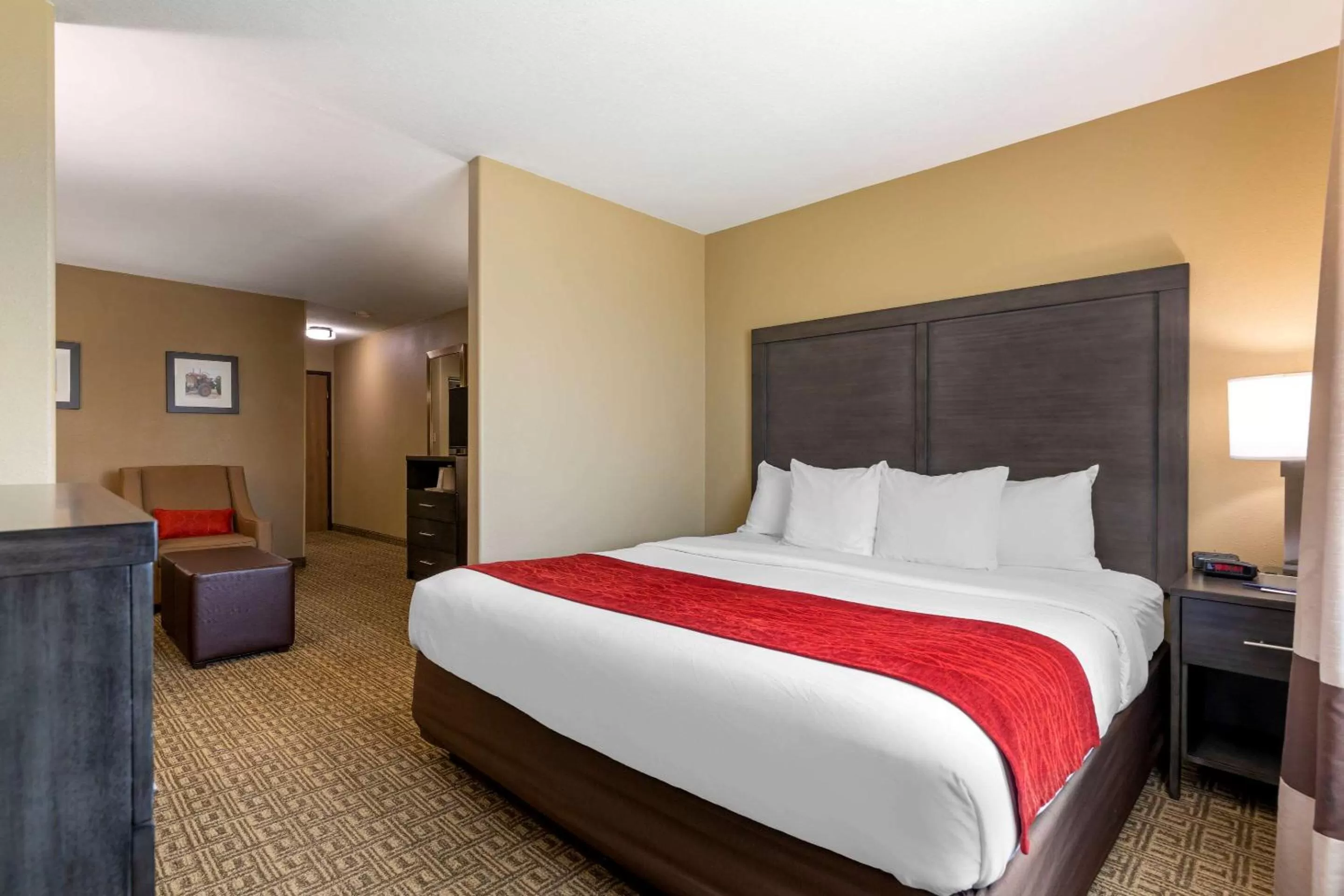 Photo of the whole room, Bed in Comfort Inn & Suites Ponca City near Marland Mansion