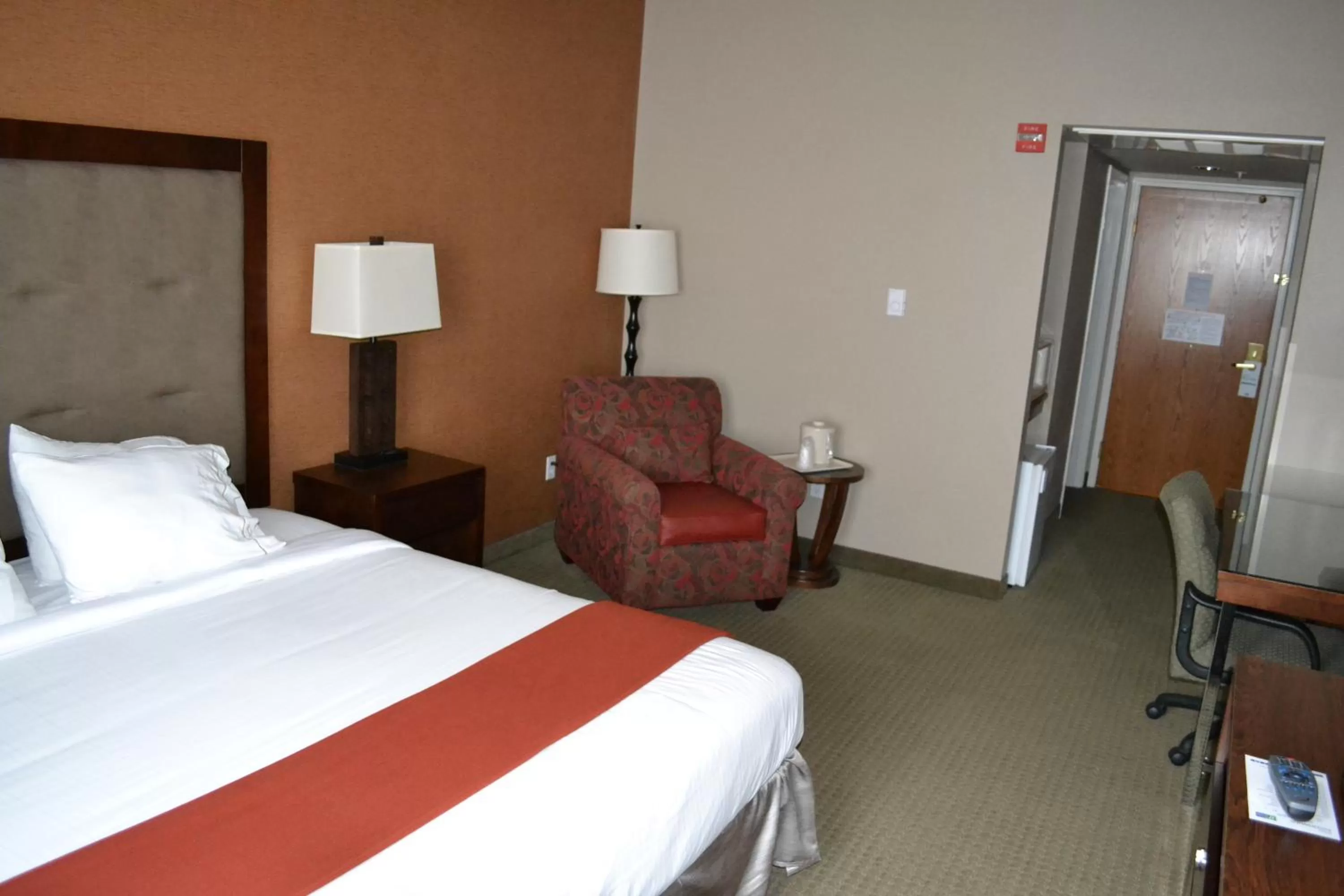 Photo of the whole room, Bed in Holiday Inn Express & Suites Bozeman West by IHG