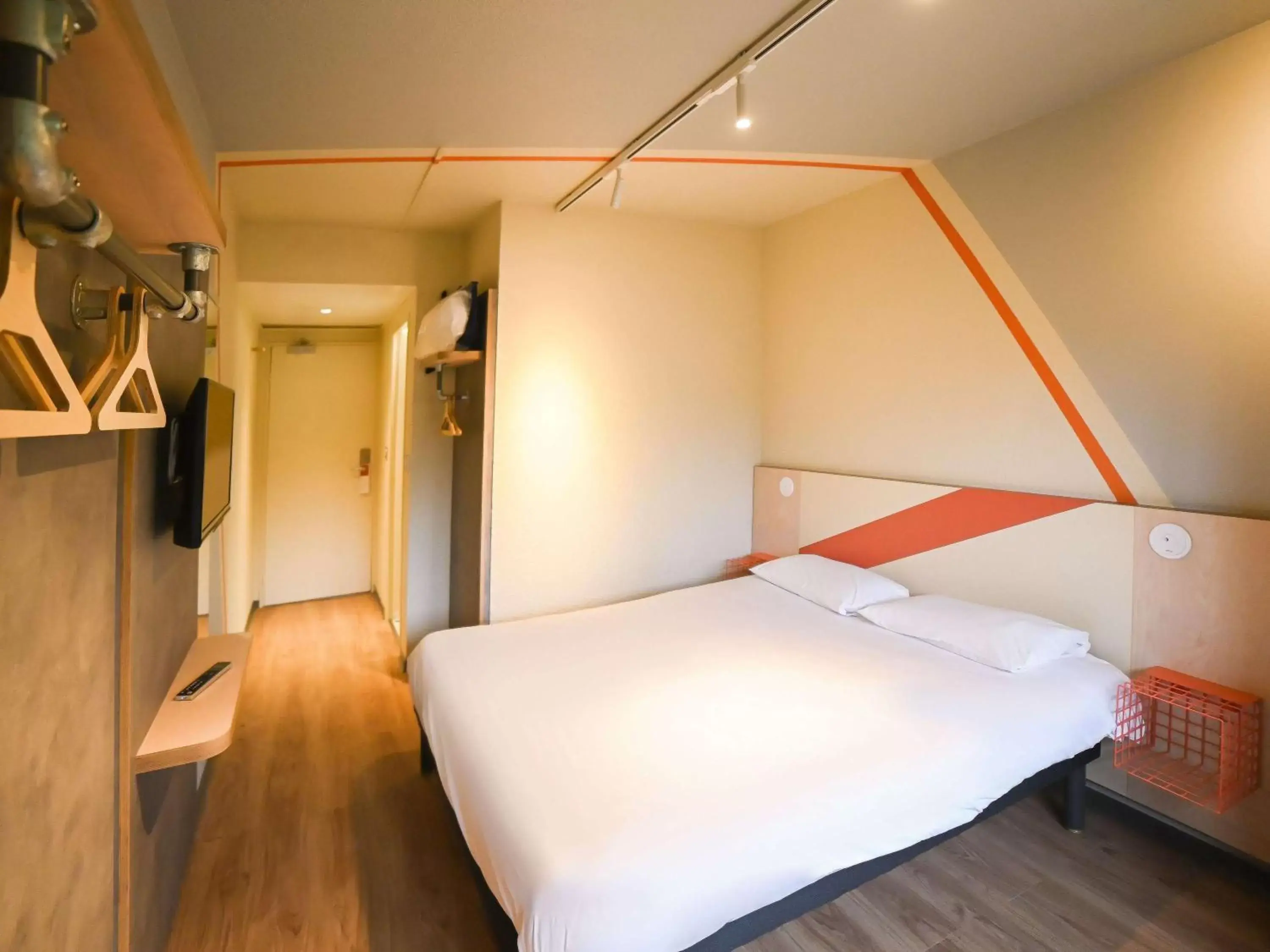 Bedroom, Bed in ibis budget Site du Futuroscope