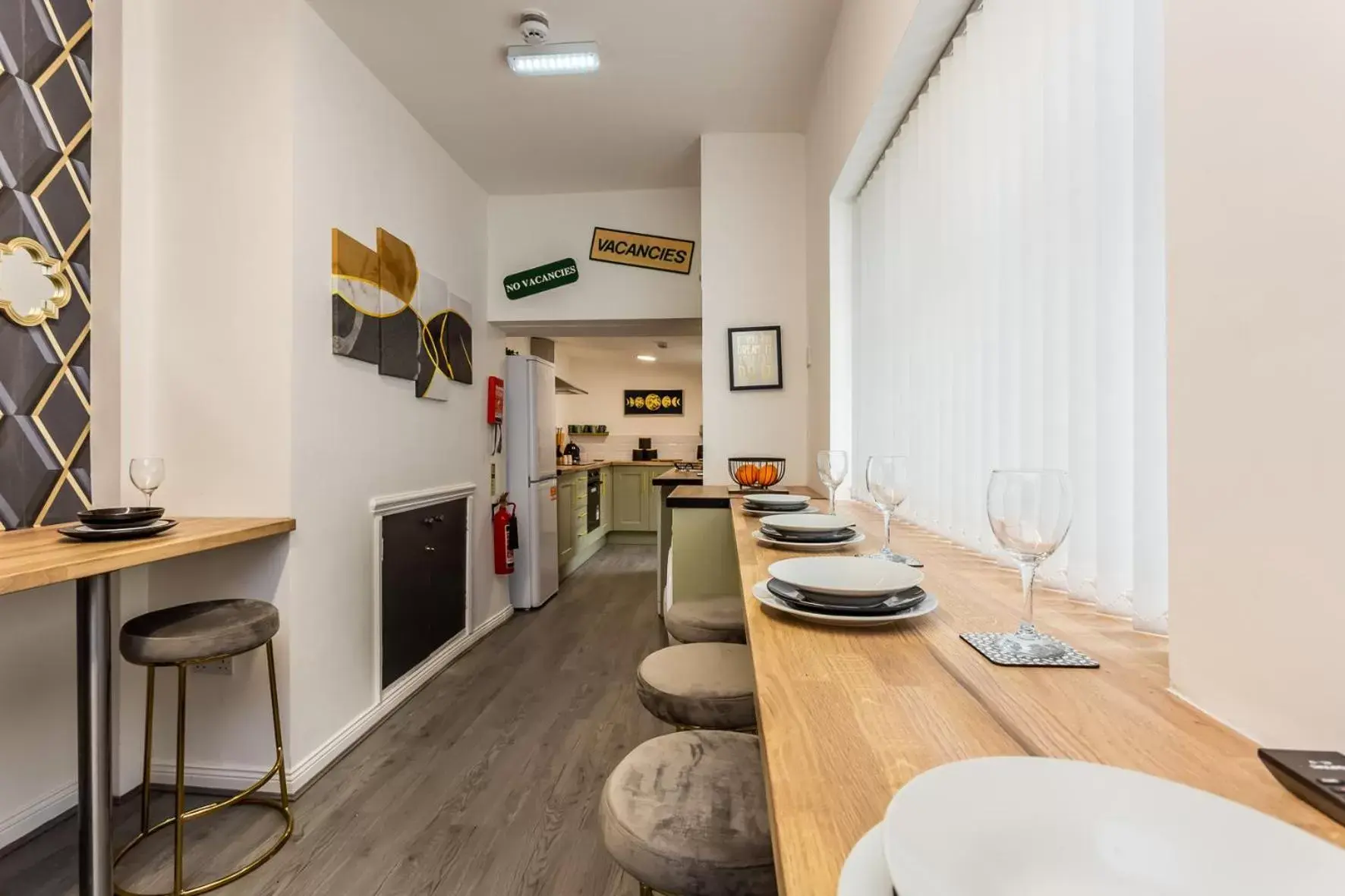 Dining area, Kitchen/Kitchenette in Comfy-Stays - Lower Ocean Road