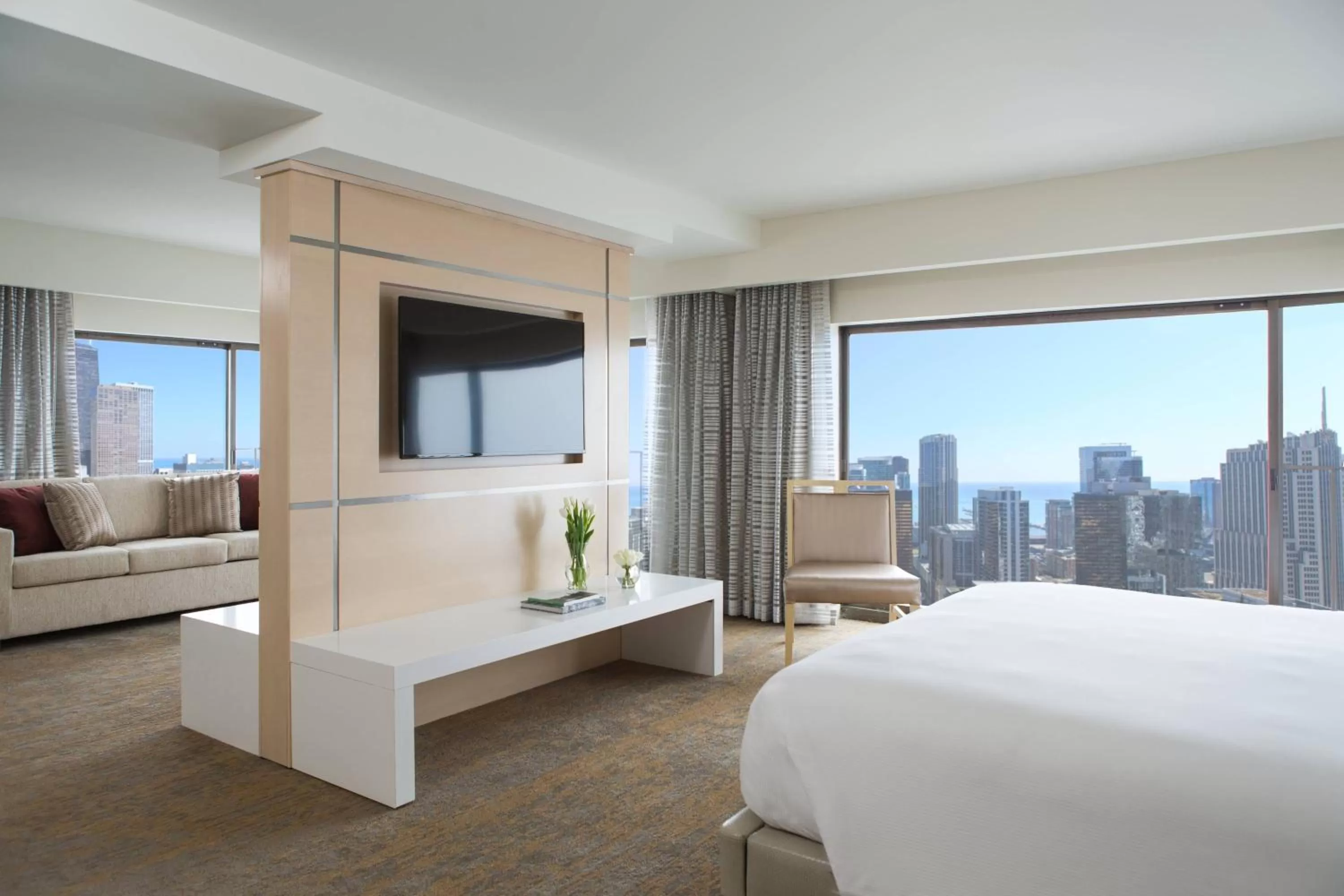 Photo of the whole room, Bed in Chicago Marriott Downtown Magnificent Mile