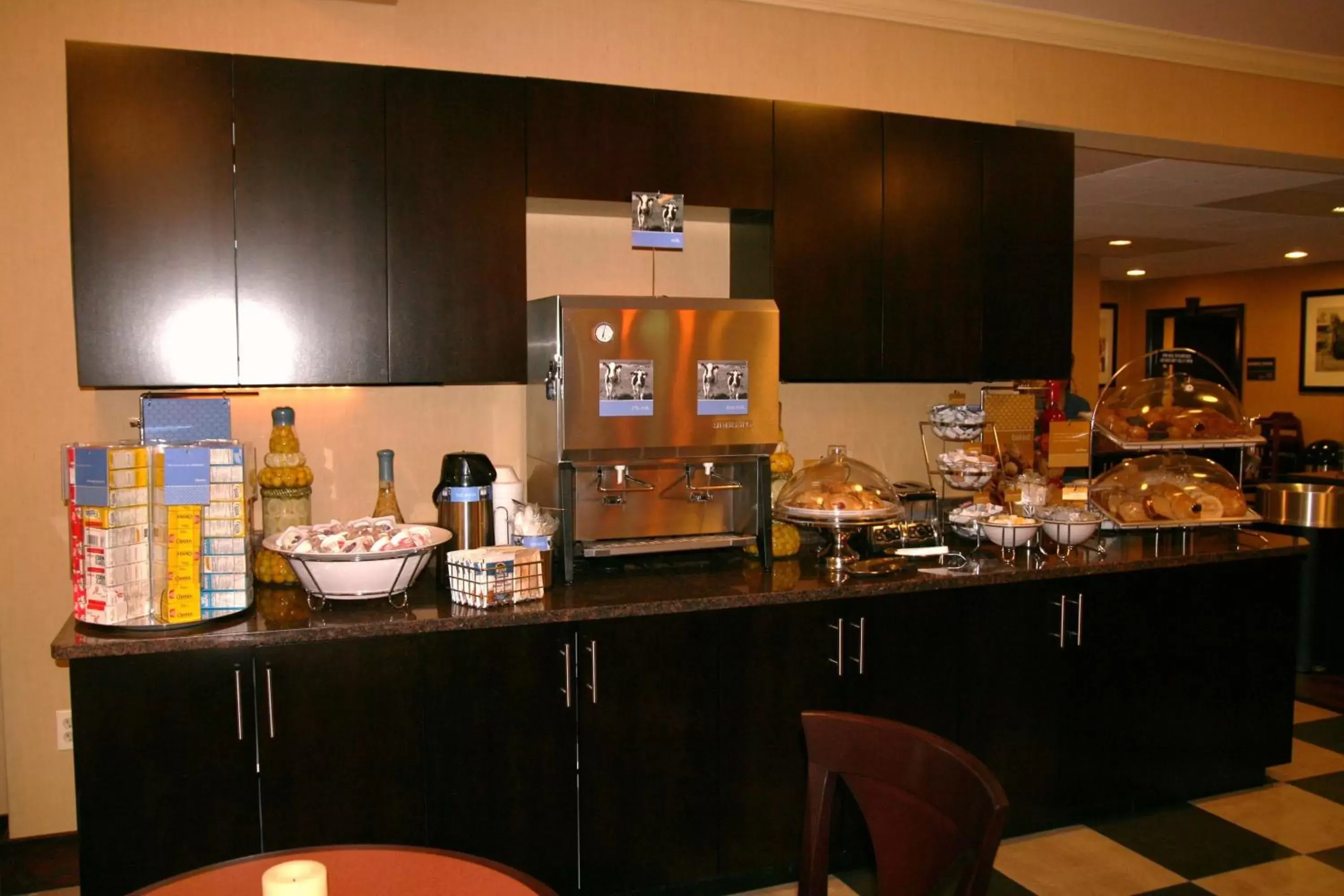 Dining area in Hampton Inn Dalton