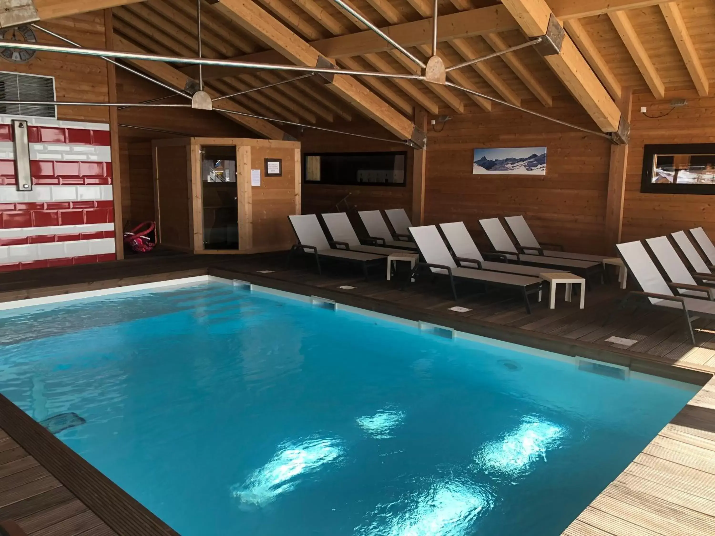 Sauna, Swimming Pool in Le Schuss