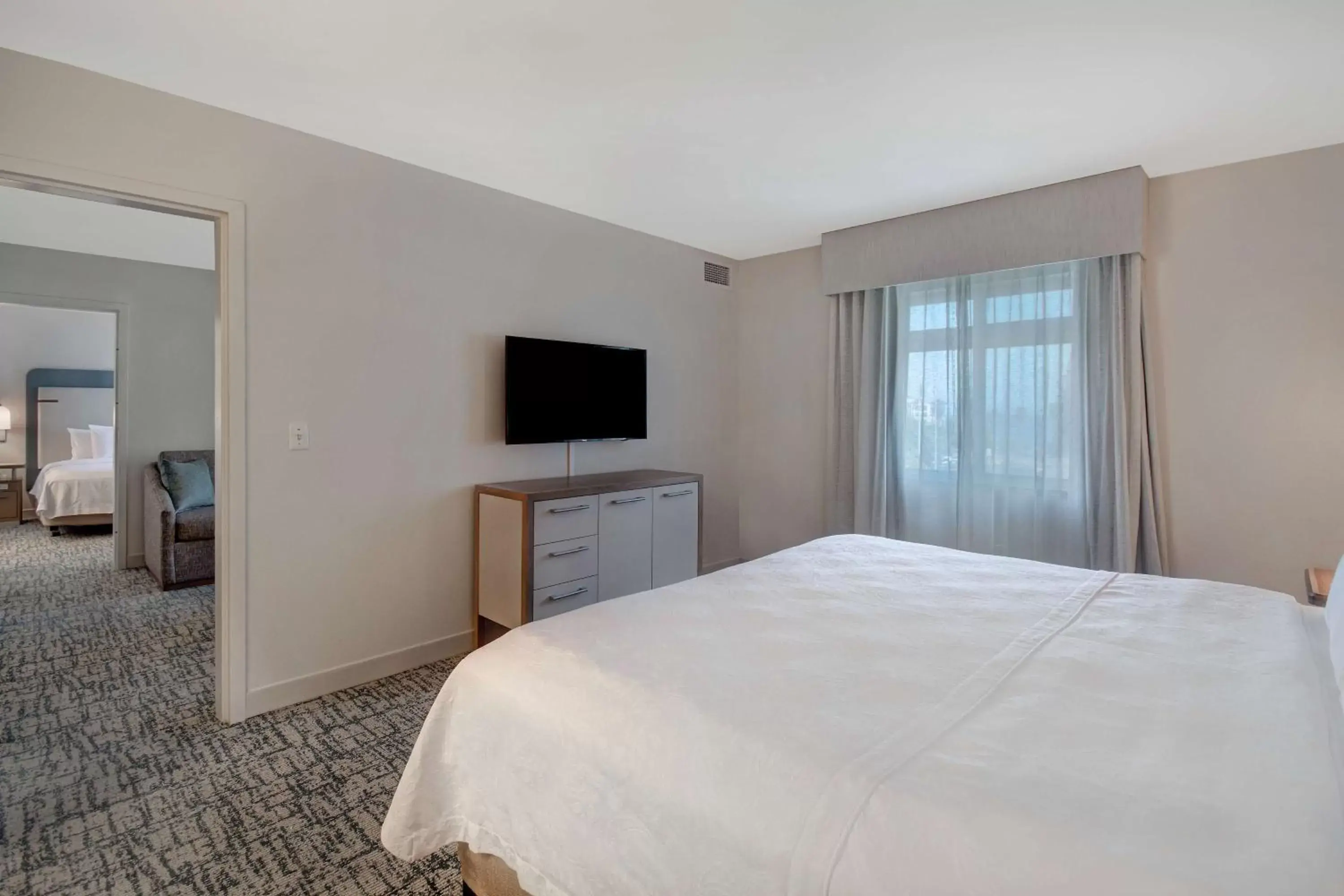 Bed, TV/Entertainment Center in Homewood Suites by Hilton San Francisco Airport North California