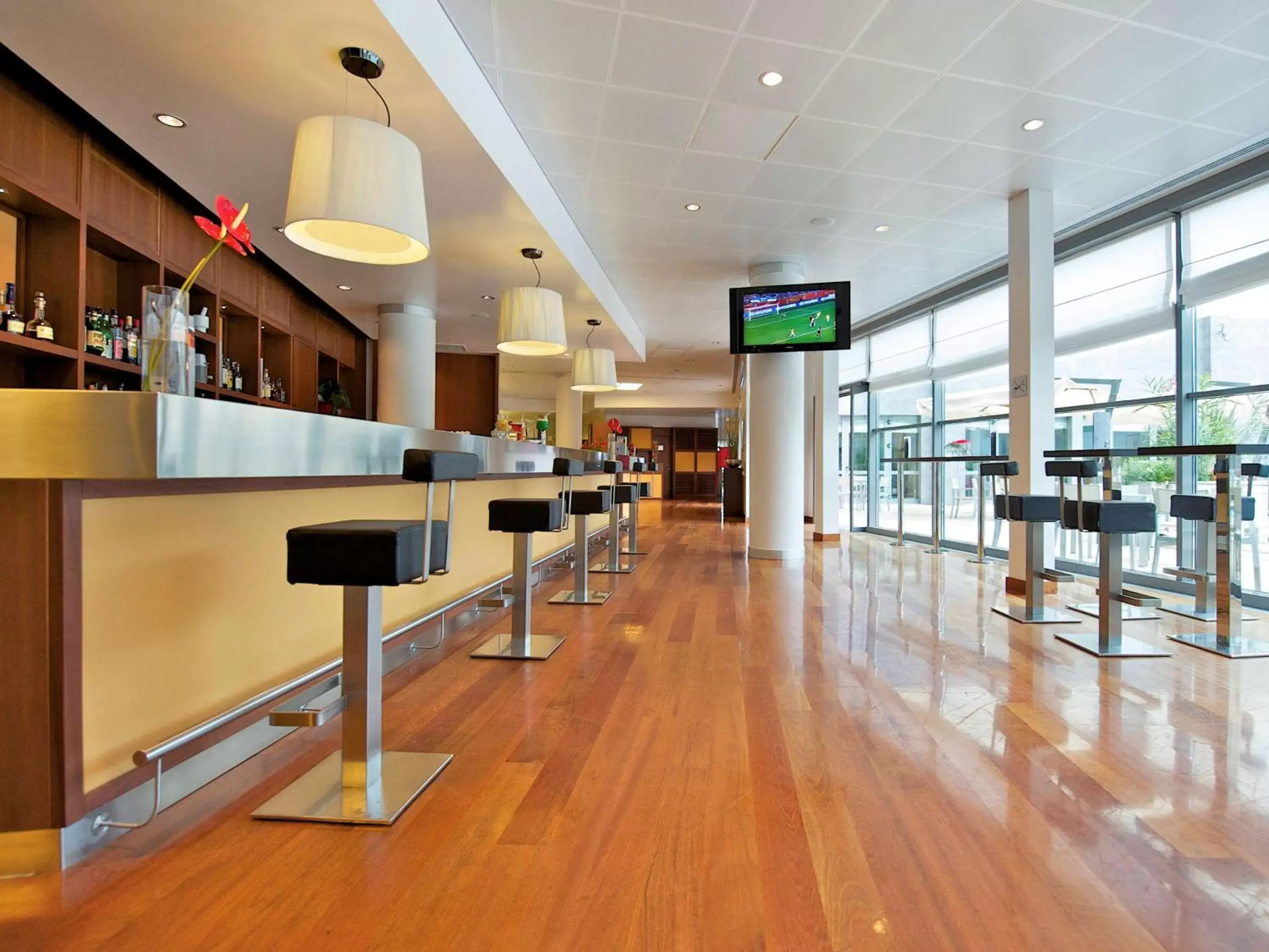 Lounge or bar in Novotel Milano Malpensa Aeroporto