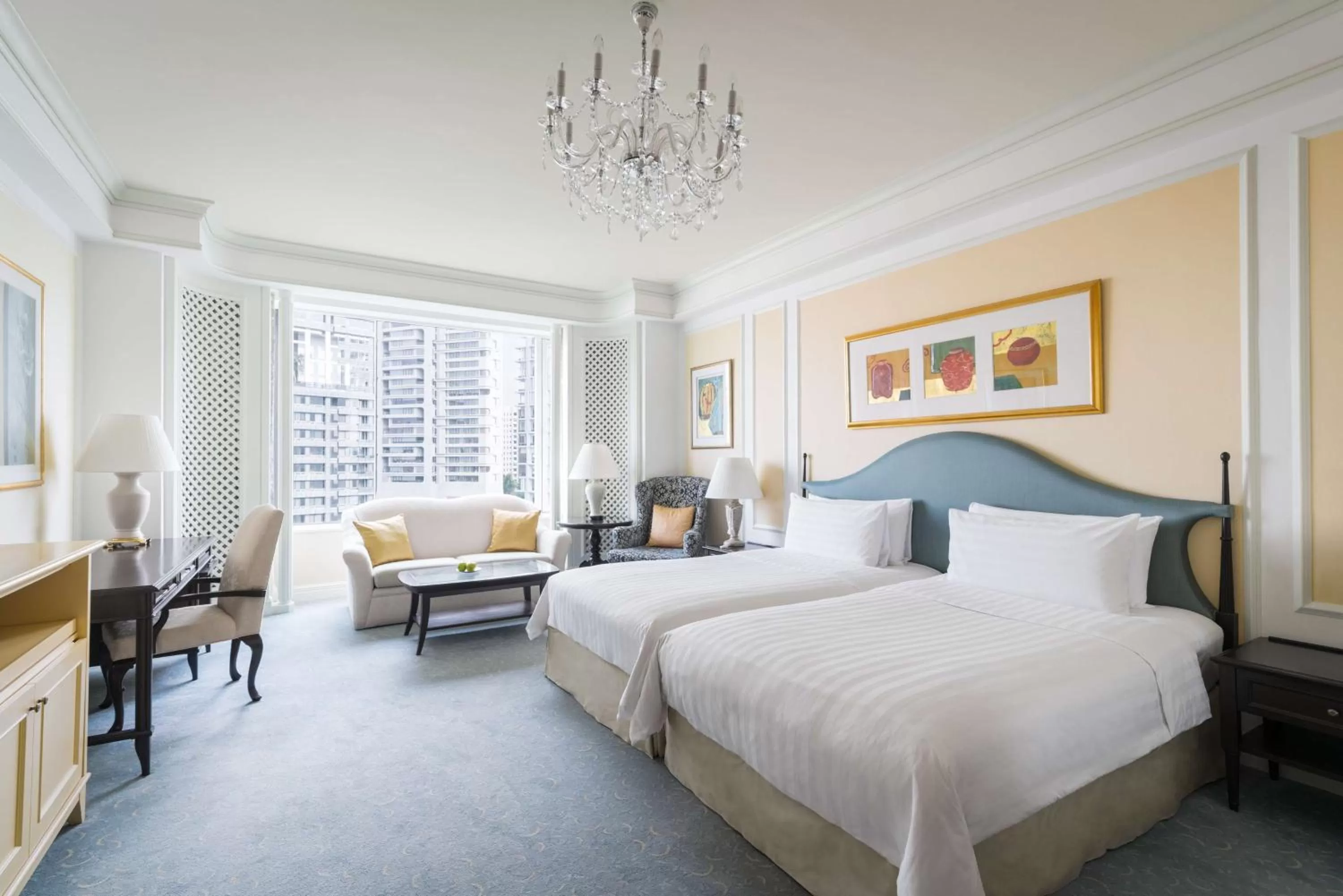 Photo of the whole room, Bed in Shangri-La Singapore