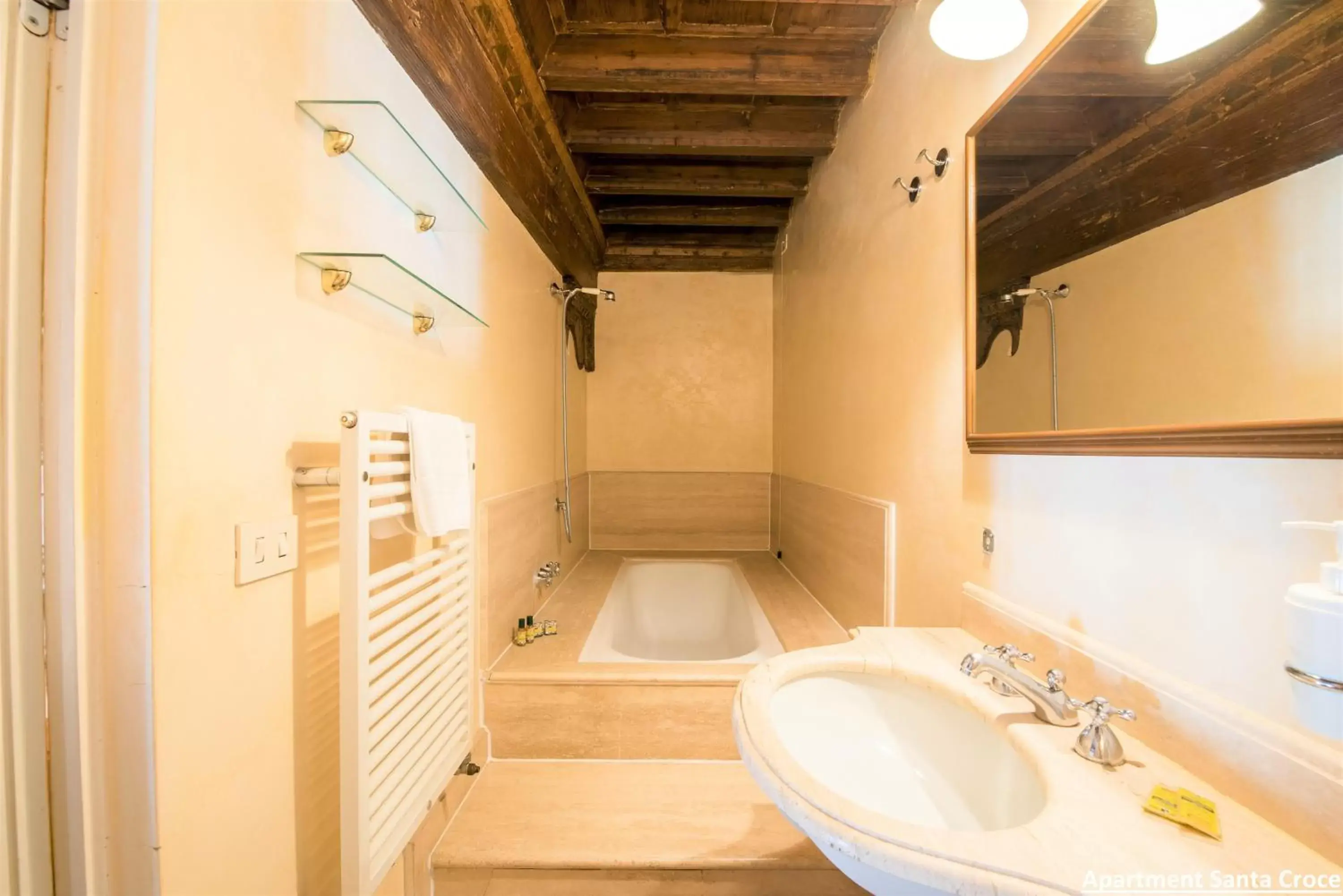 Bathroom in Palazzo Salviati by Varental