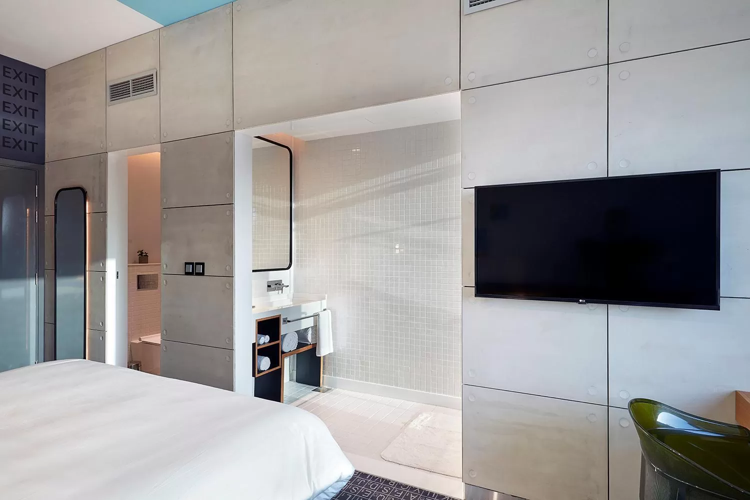 Bathroom, Bed in Studio One Hotel