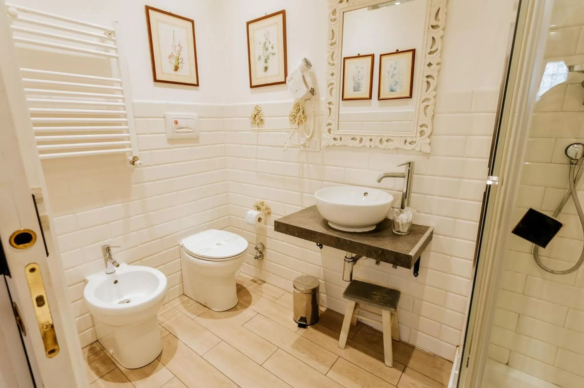 Bathroom in Vatican Boutique inn