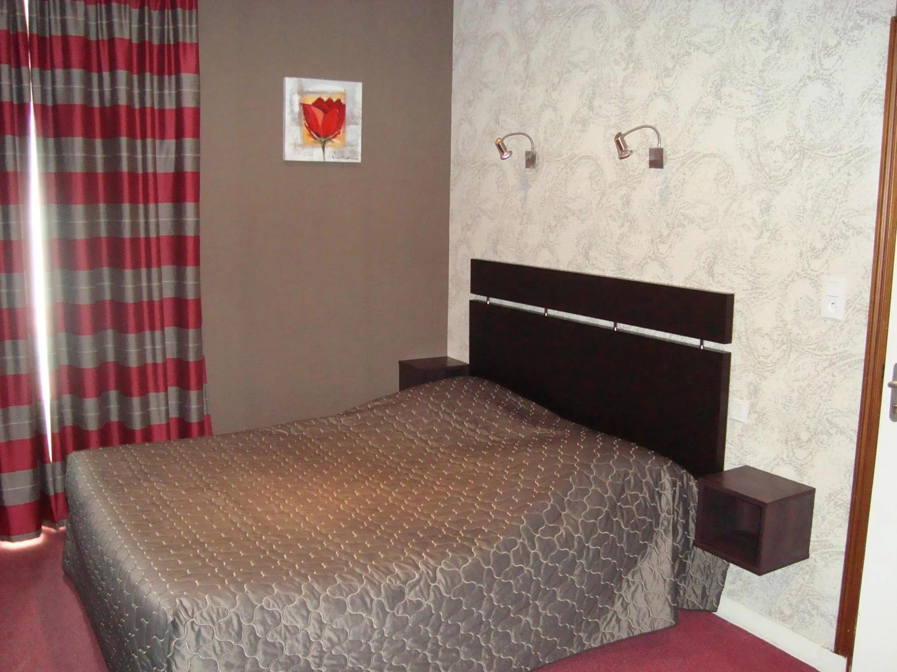 Bed in Hôtel de La Croix d'Or