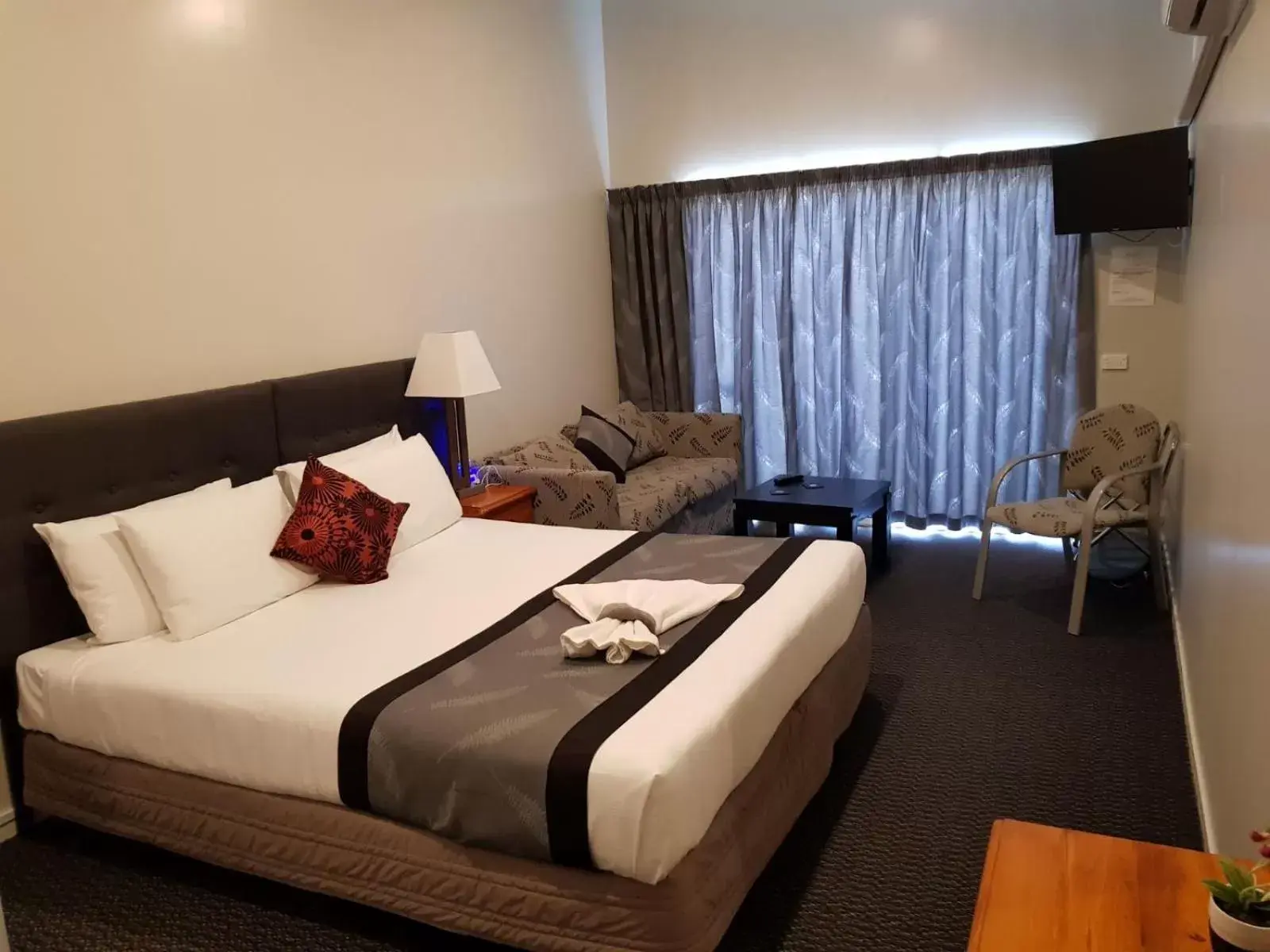 Photo of the whole room, Bed in Silver Fern Lodge