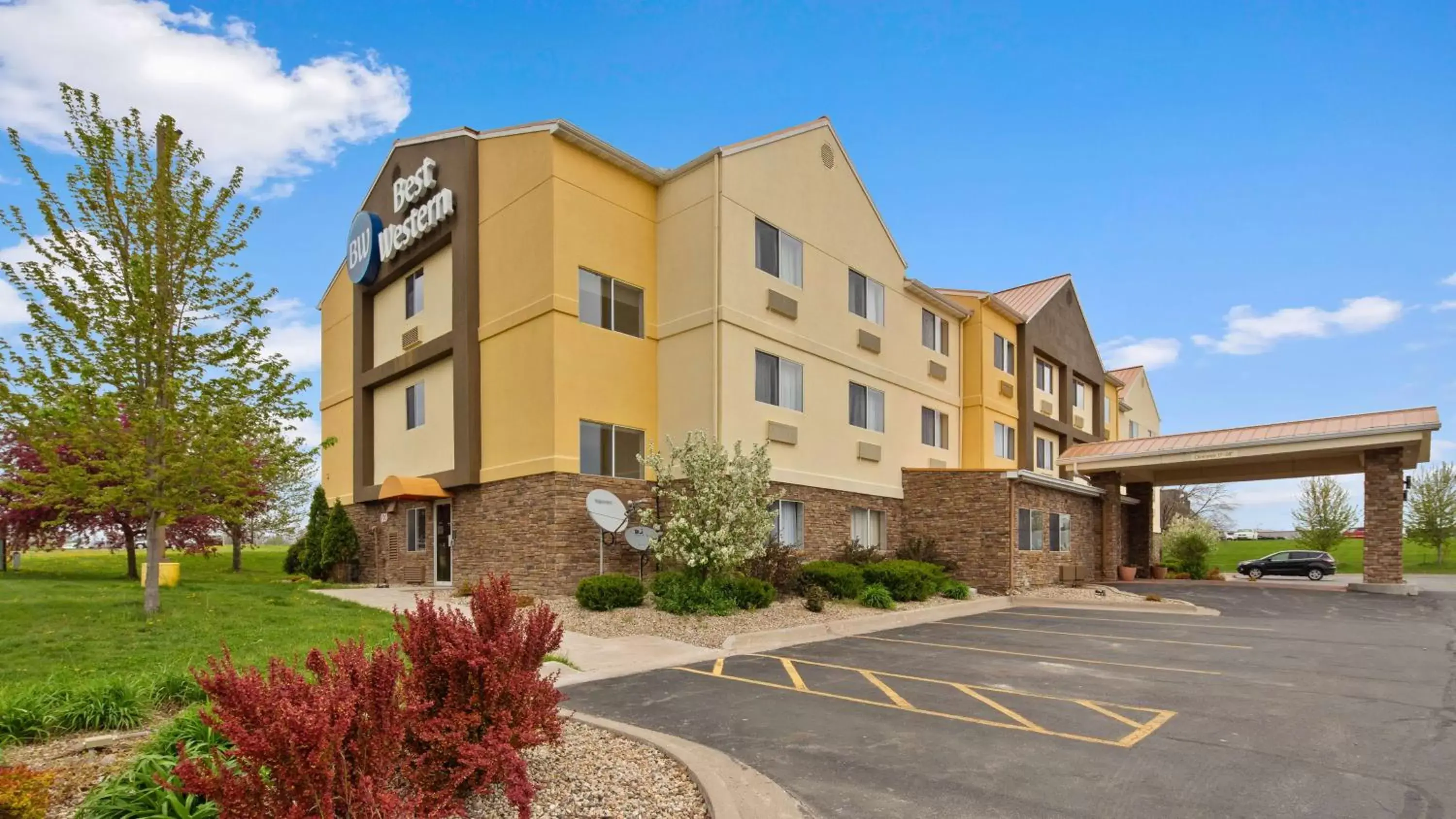 Property building in Best Western Muscatine - Pearl City Hotel Property building in Best Western Muscatine - Pearl City Hotel