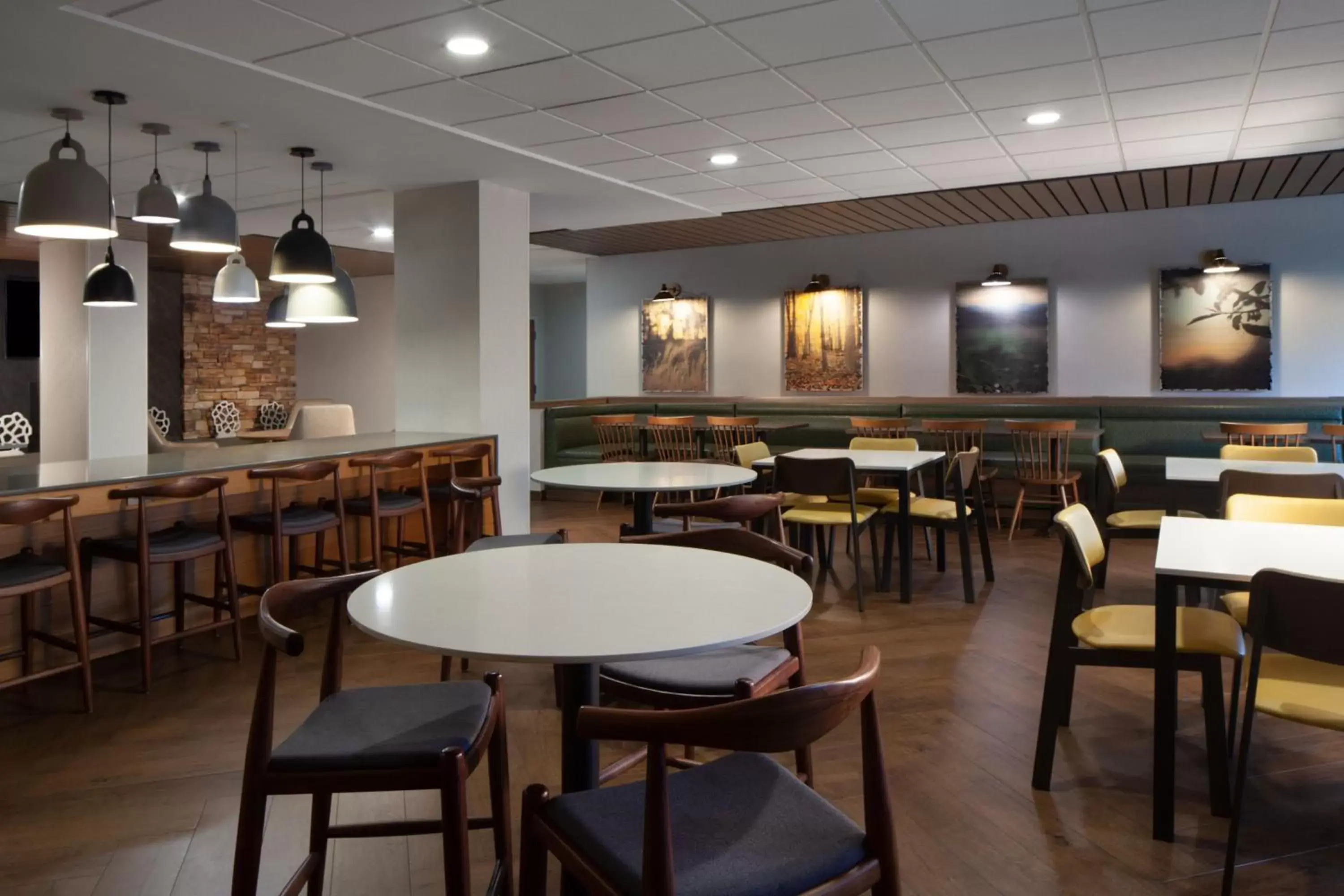 Restaurant/Places to Eat in Fairfield Inn & Suites by Marriott Charleston