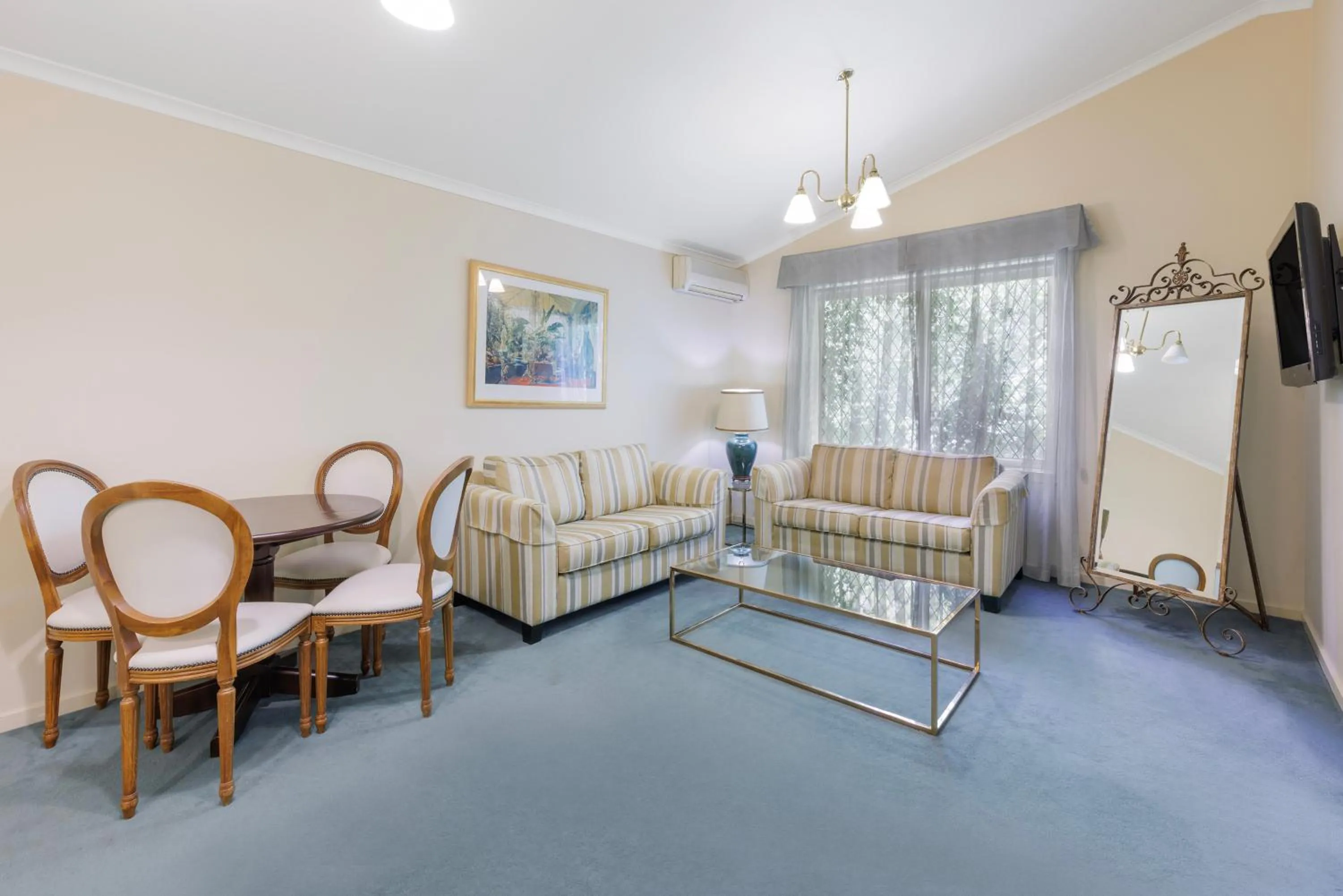 Seating area in Elizabethan Lodge