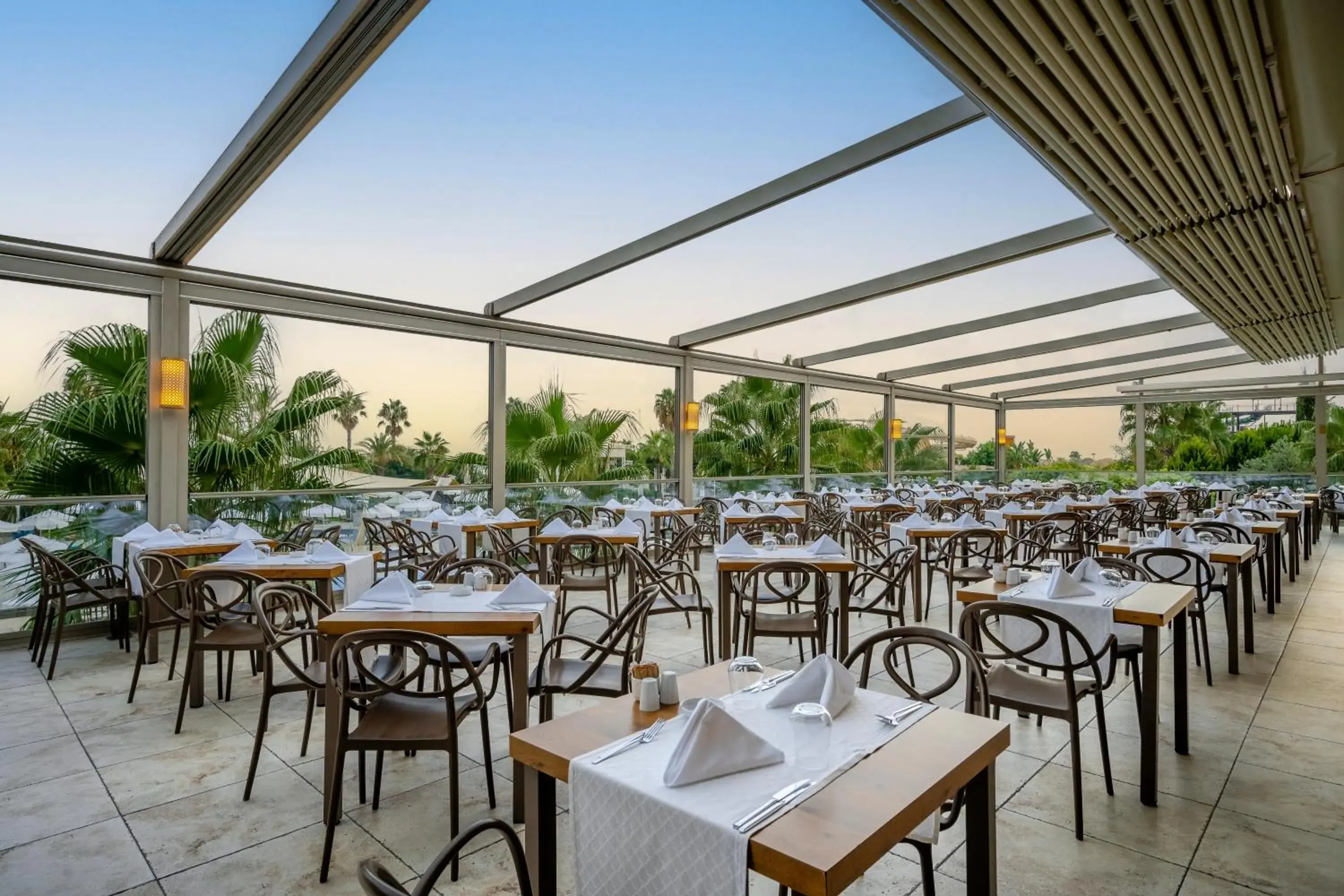 Restaurant/Places to Eat in Bellis Deluxe Hotel