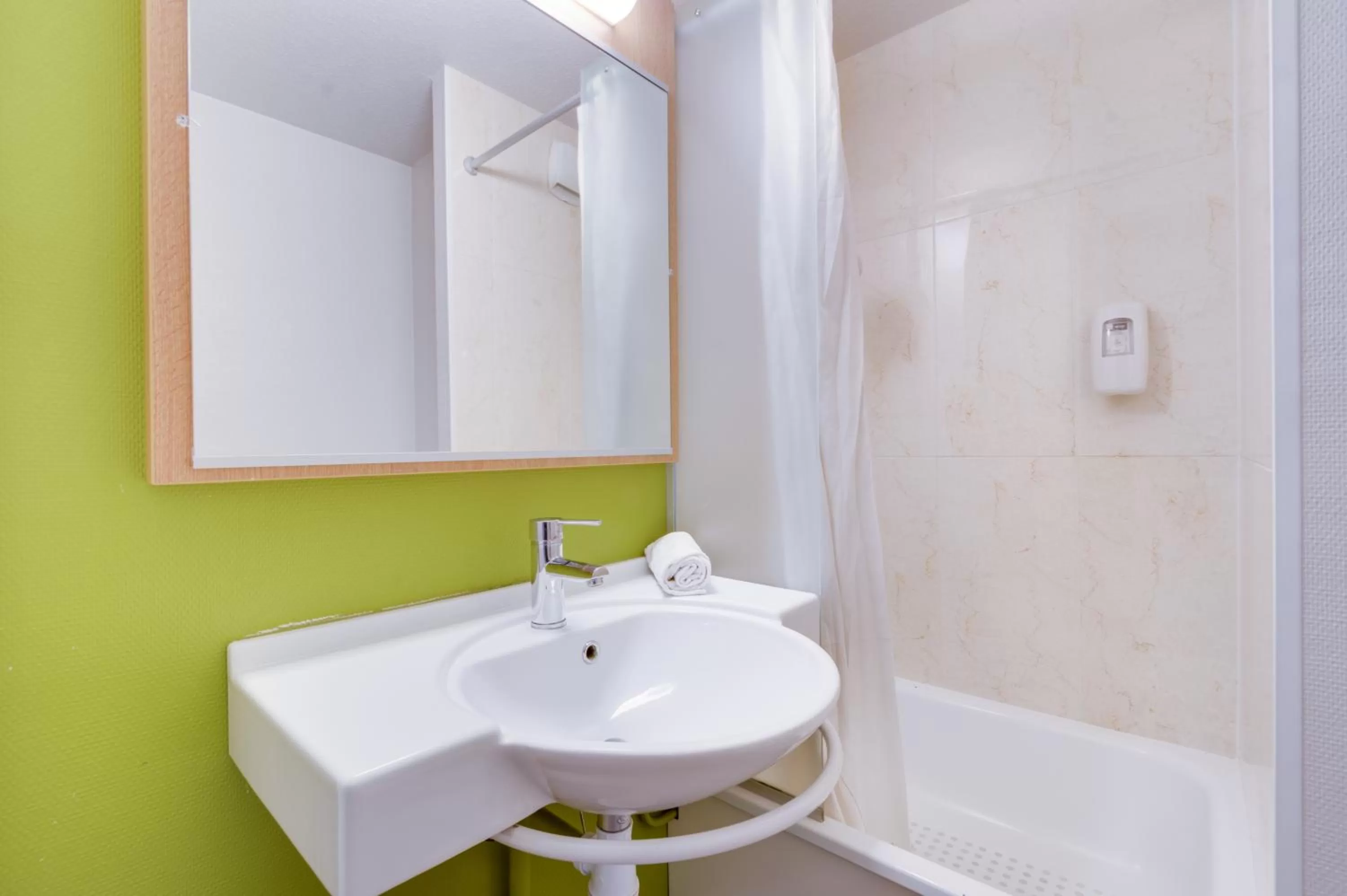 Bathroom in B&B HOTEL FREJUS Puget-sur-Argens