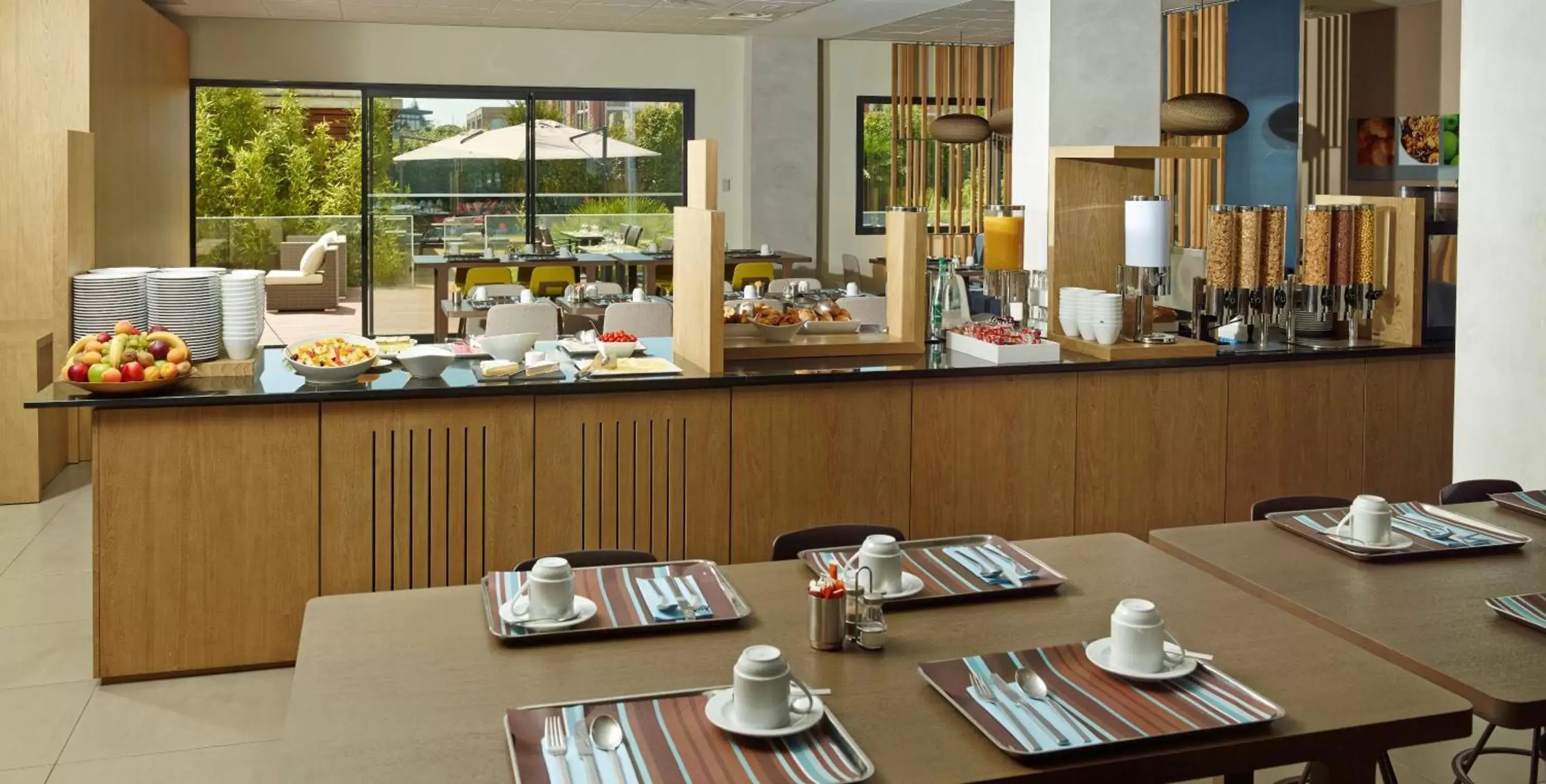 Breakfast, Restaurant/Places to Eat in Holiday Inn Express Toulouse Airport, an IHG Hotel