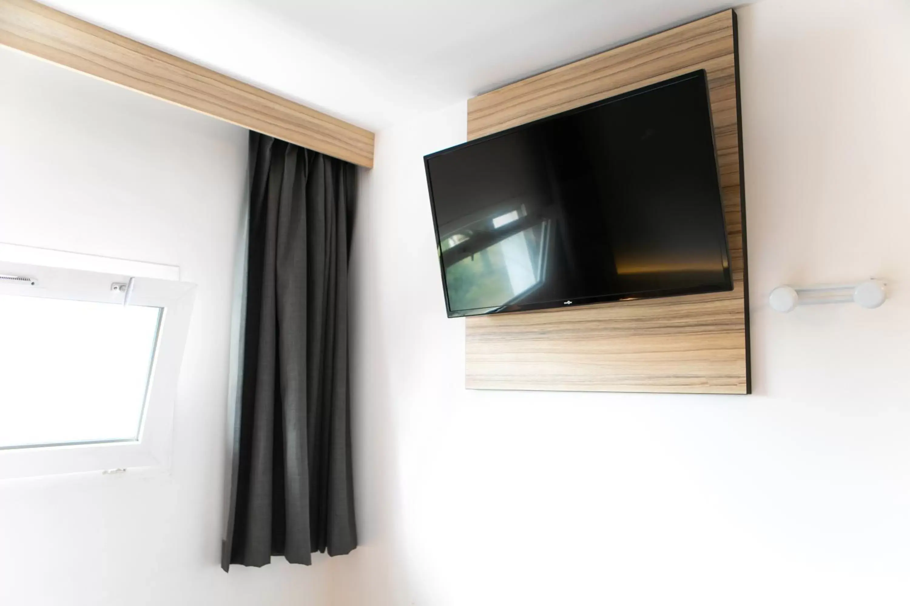 Bedroom, TV/Entertainment Center in Best Hotel Bordeaux Sud