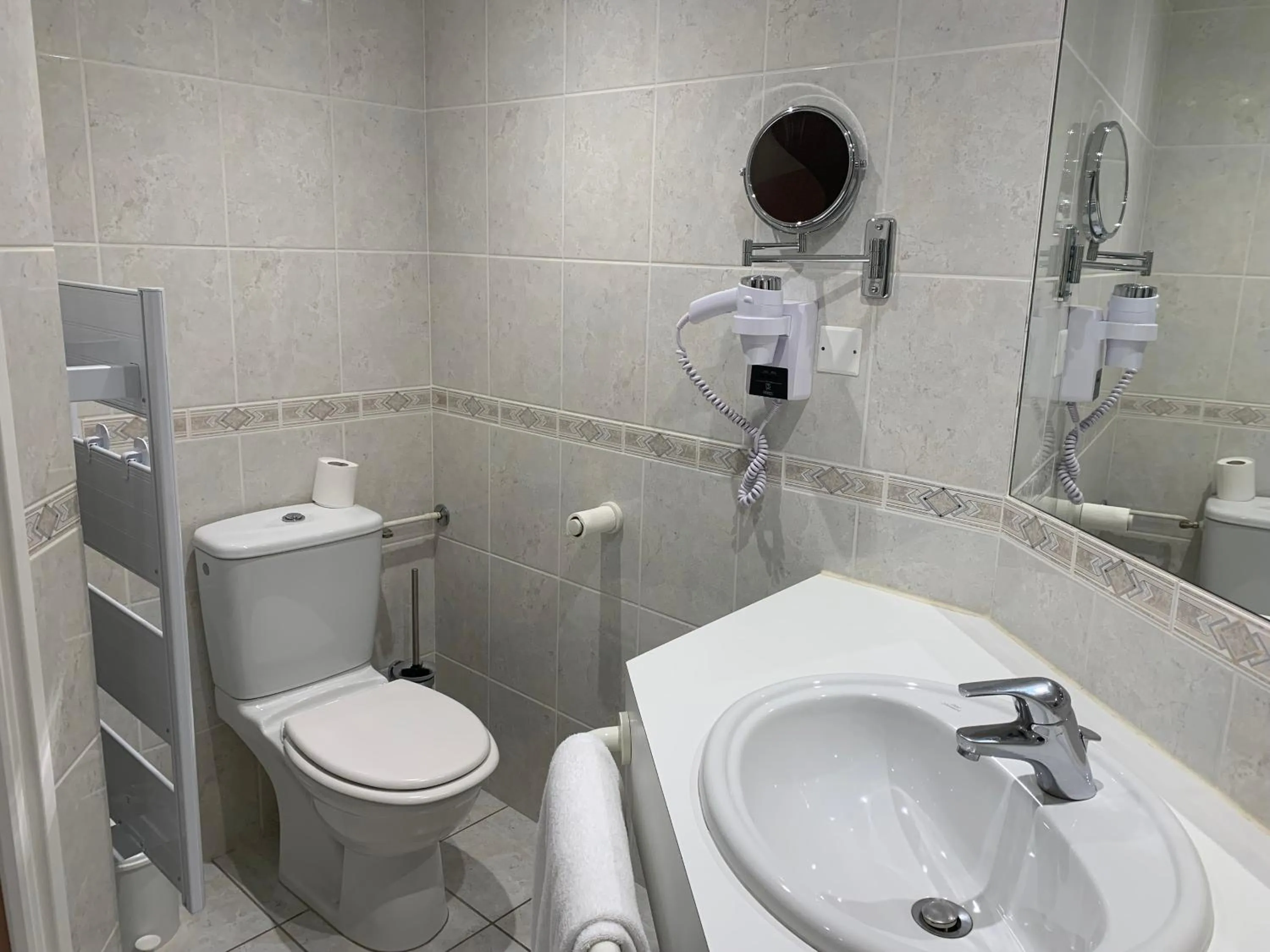 Shower in Logis Hôtel Restaurant Le Moulin de la Coudre