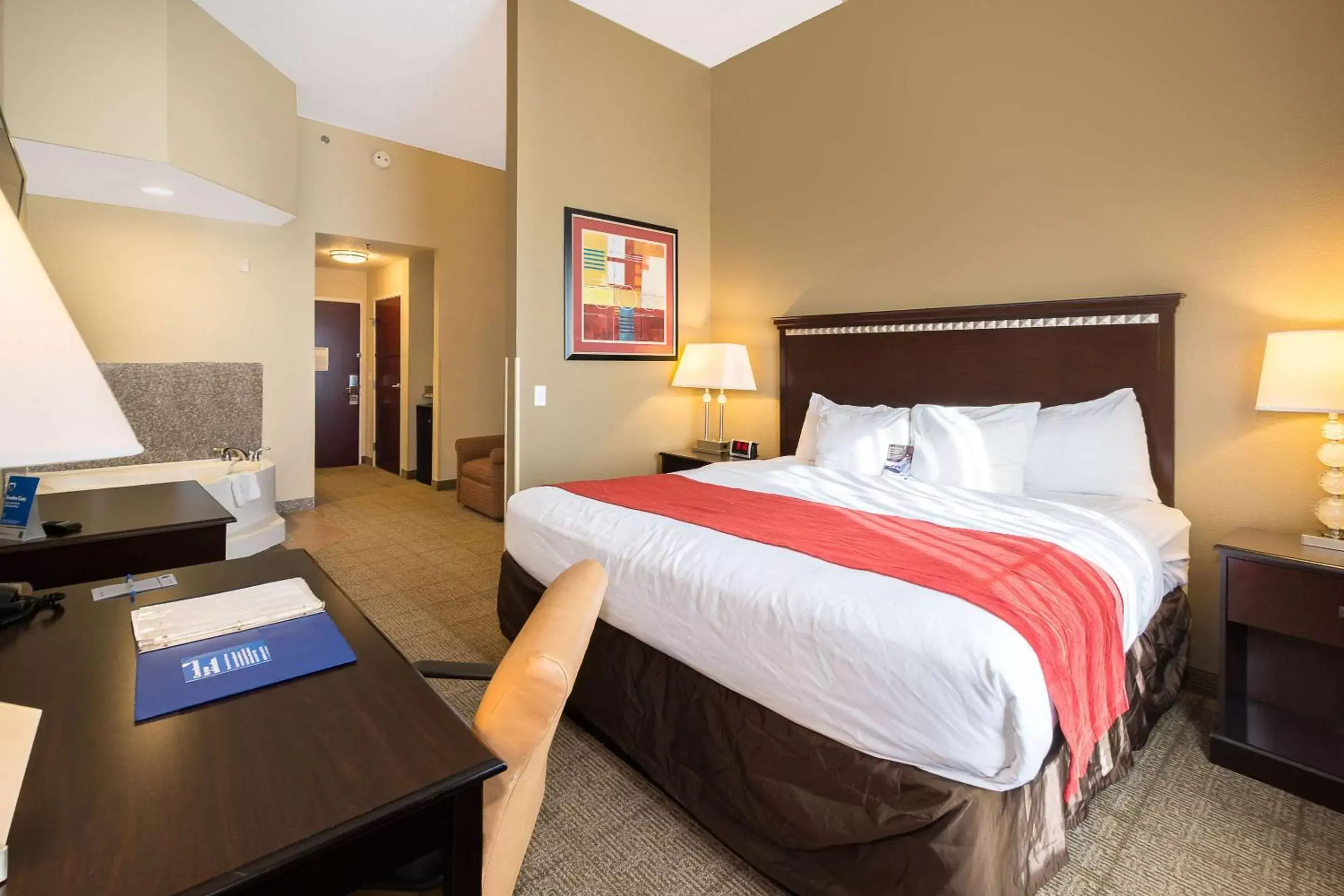 Photo of the whole room, Bed in Comfort Inn & Suites Maingate South