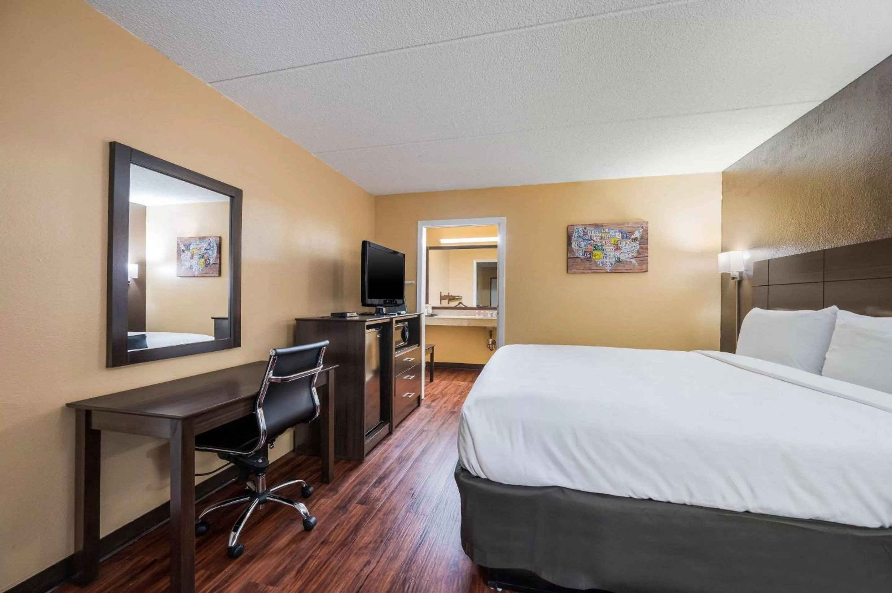 Photo of the whole room, Bed in Econo Lodge Columbus near Airport