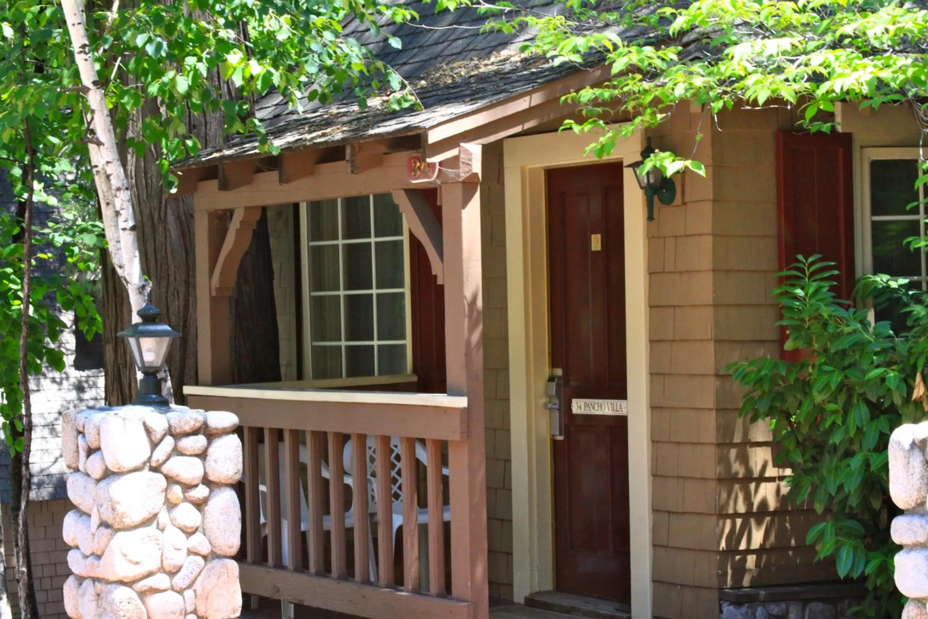 Facade/entrance in Saddleback Inn at Lake Arrowhead