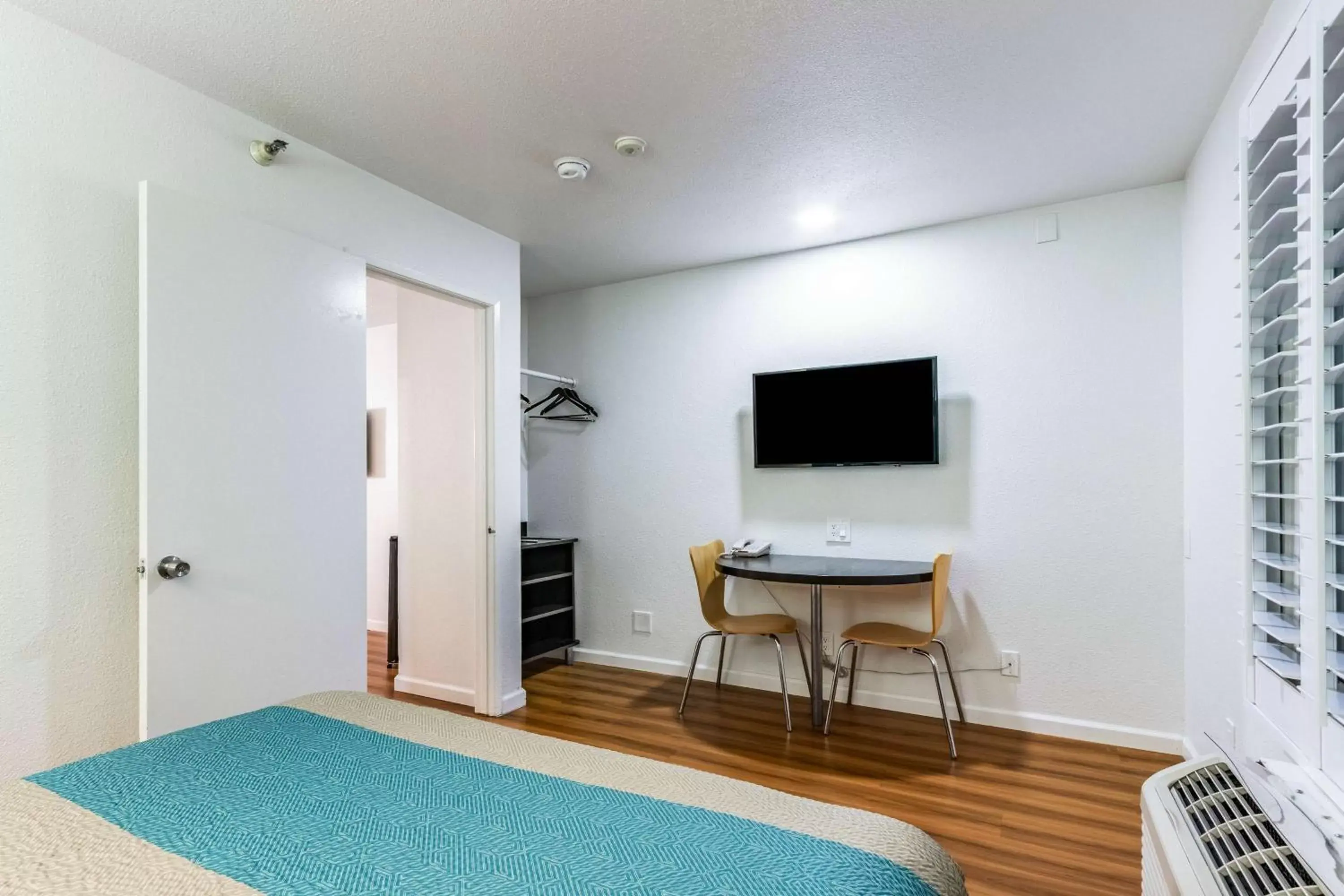 TV and multimedia, Bed in Motel 6-Fountain Valley, CA - Huntington Beach Area TV and multimedia, Bed in Motel 6-Fountain Valley, CA - Huntington Beach Area