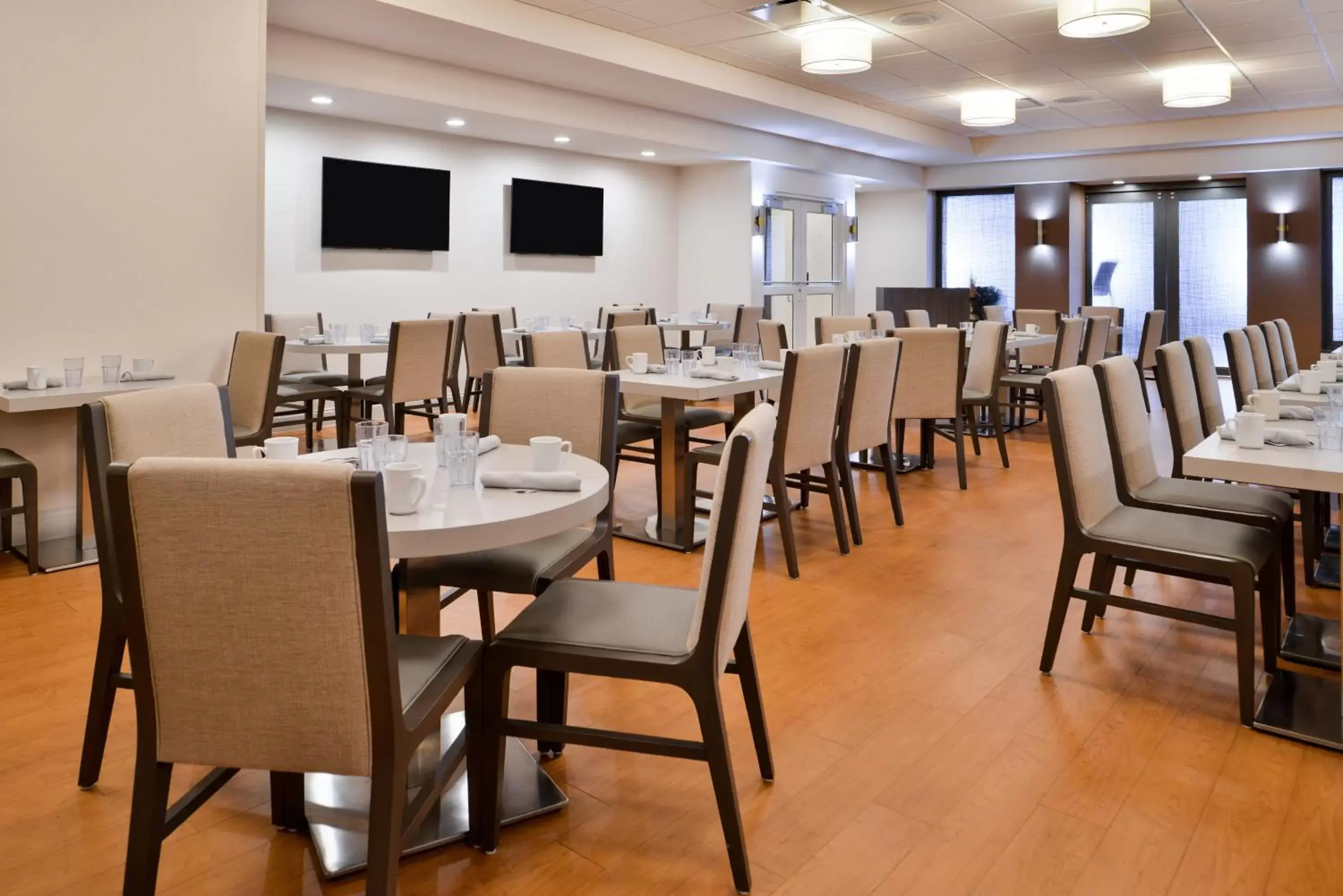 Breakfast, Restaurant/Places to Eat in Holiday Inn Hotel & Suites Rochester - Marketplace, an IHG Hotel
