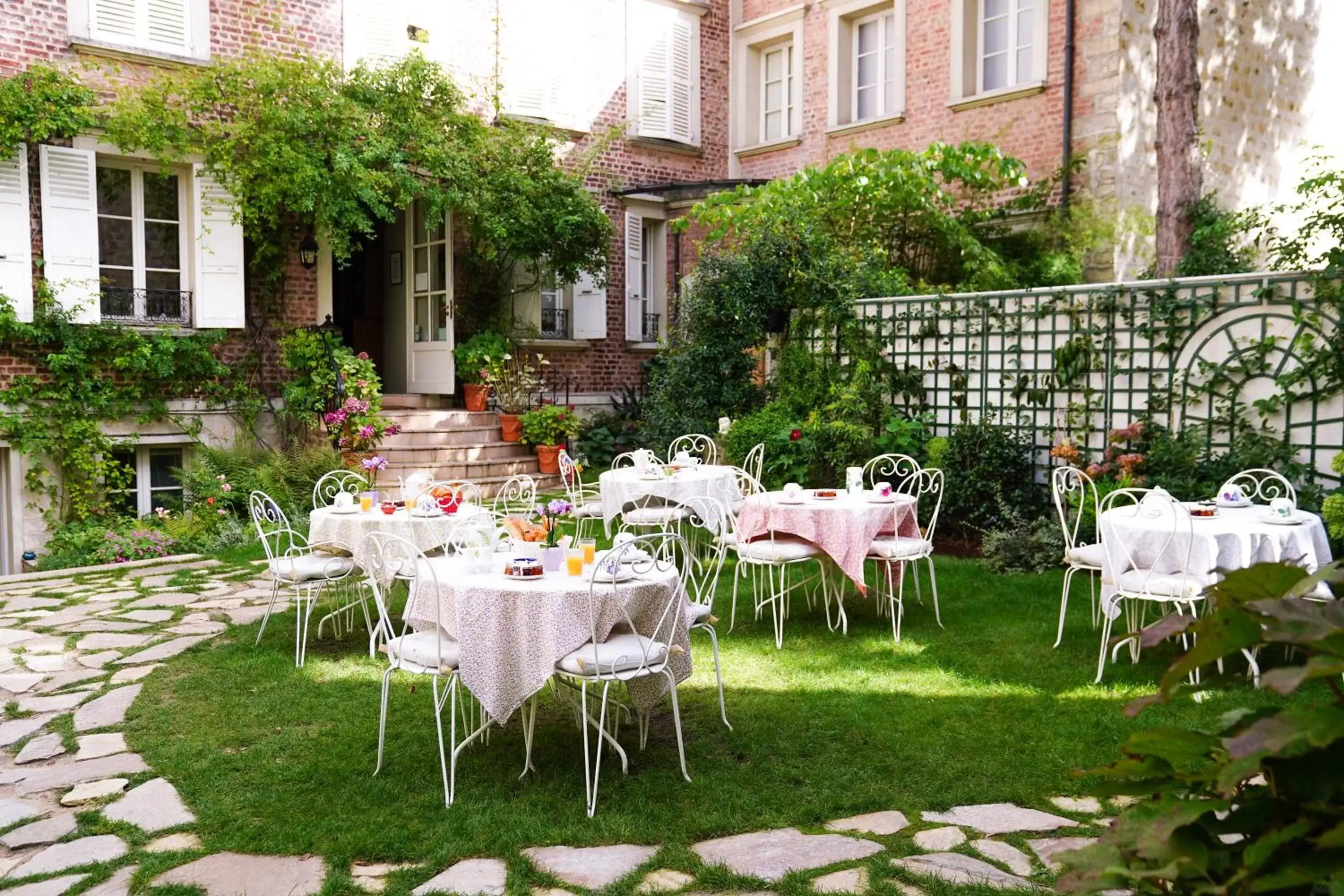 Garden, Restaurant/Places to Eat in Villa Escudier