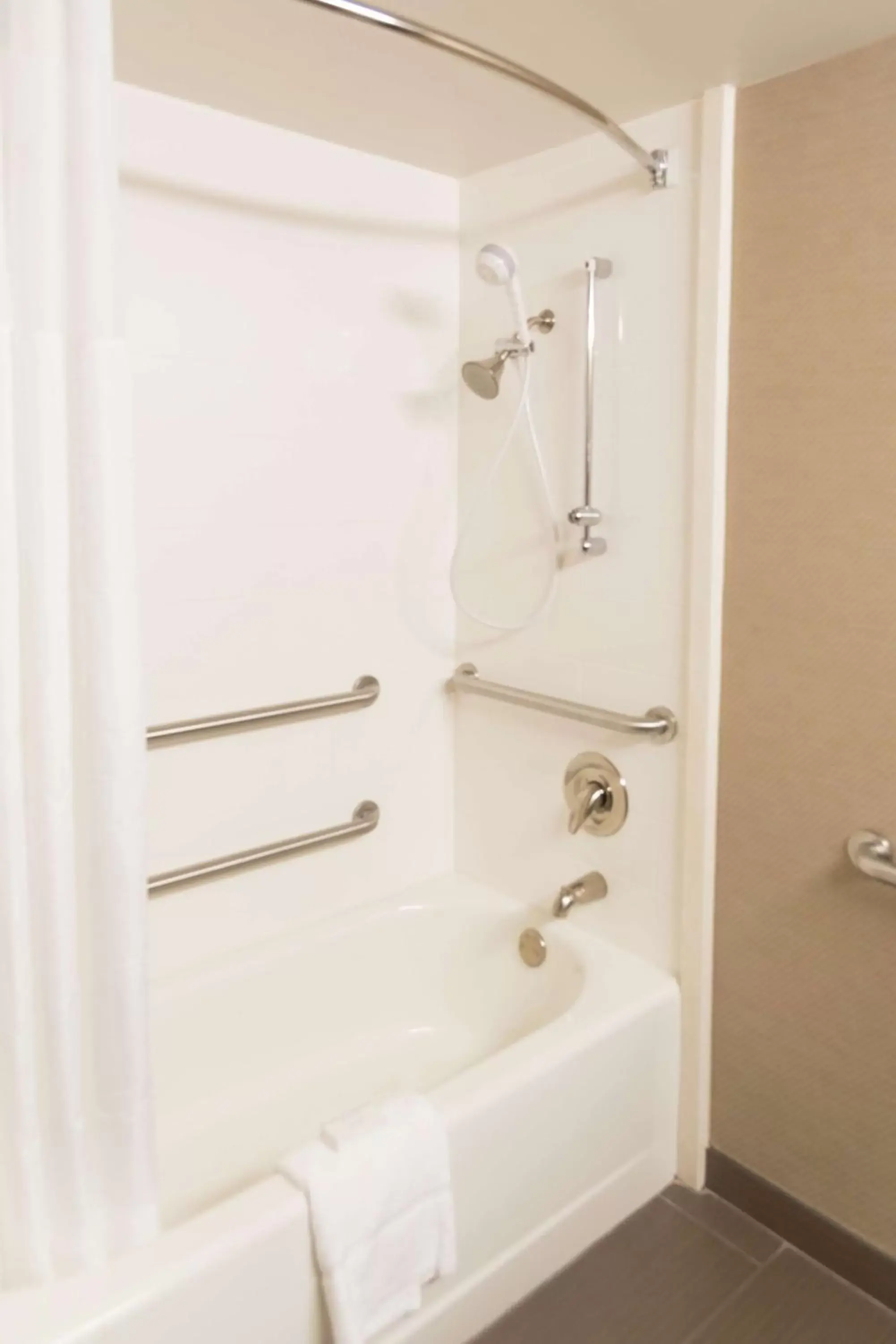 Queen Room - Disability Access/Non-Smoking in Hampton Inn Muskegon Queen Room - Disability Access/Non-Smoking in Hampton Inn Muskegon