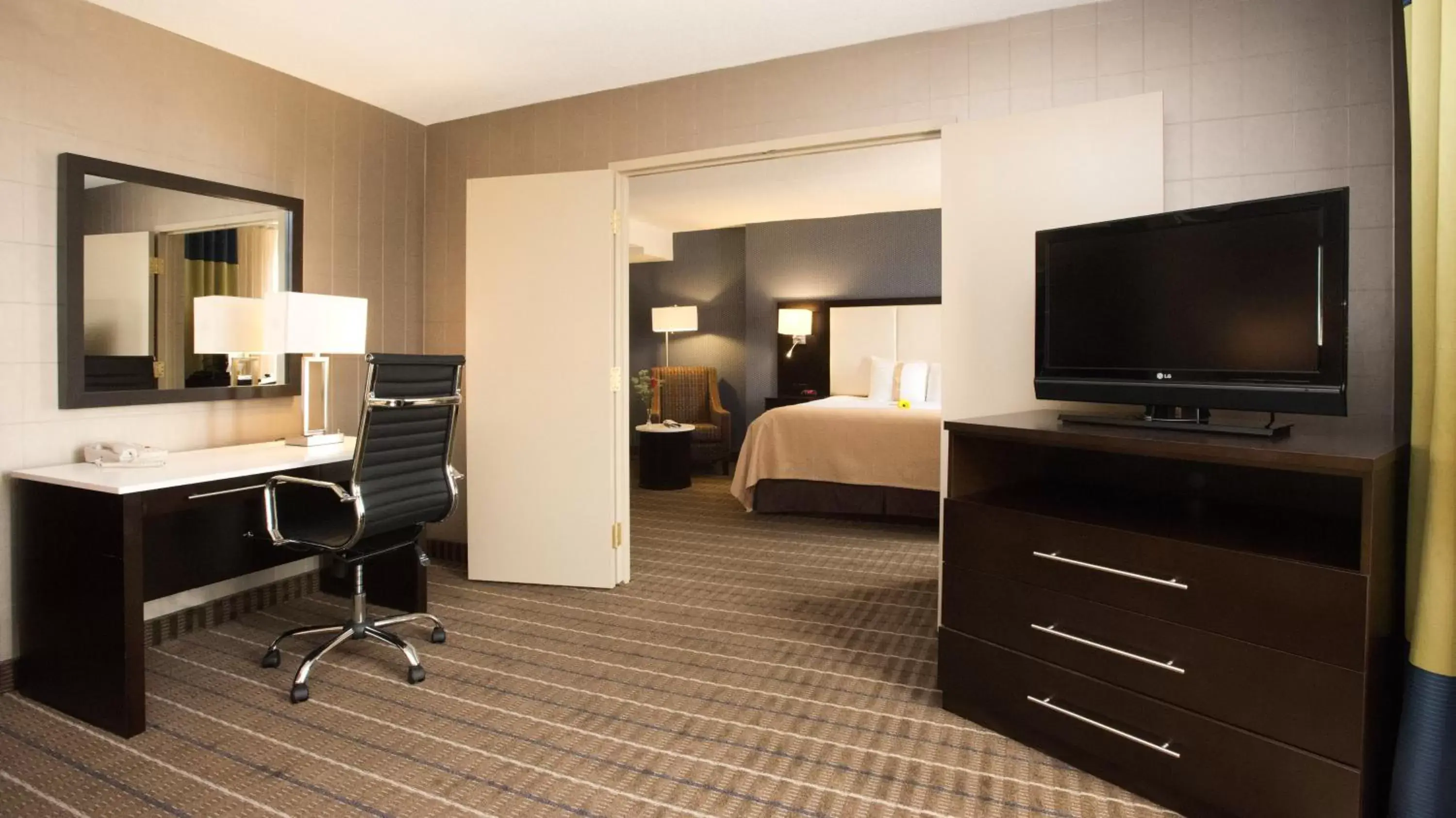 Photo of the whole room, TV/Entertainment Center in Holiday Inn & Suites Mississauga West - Meadowvale, an IHG Hotel