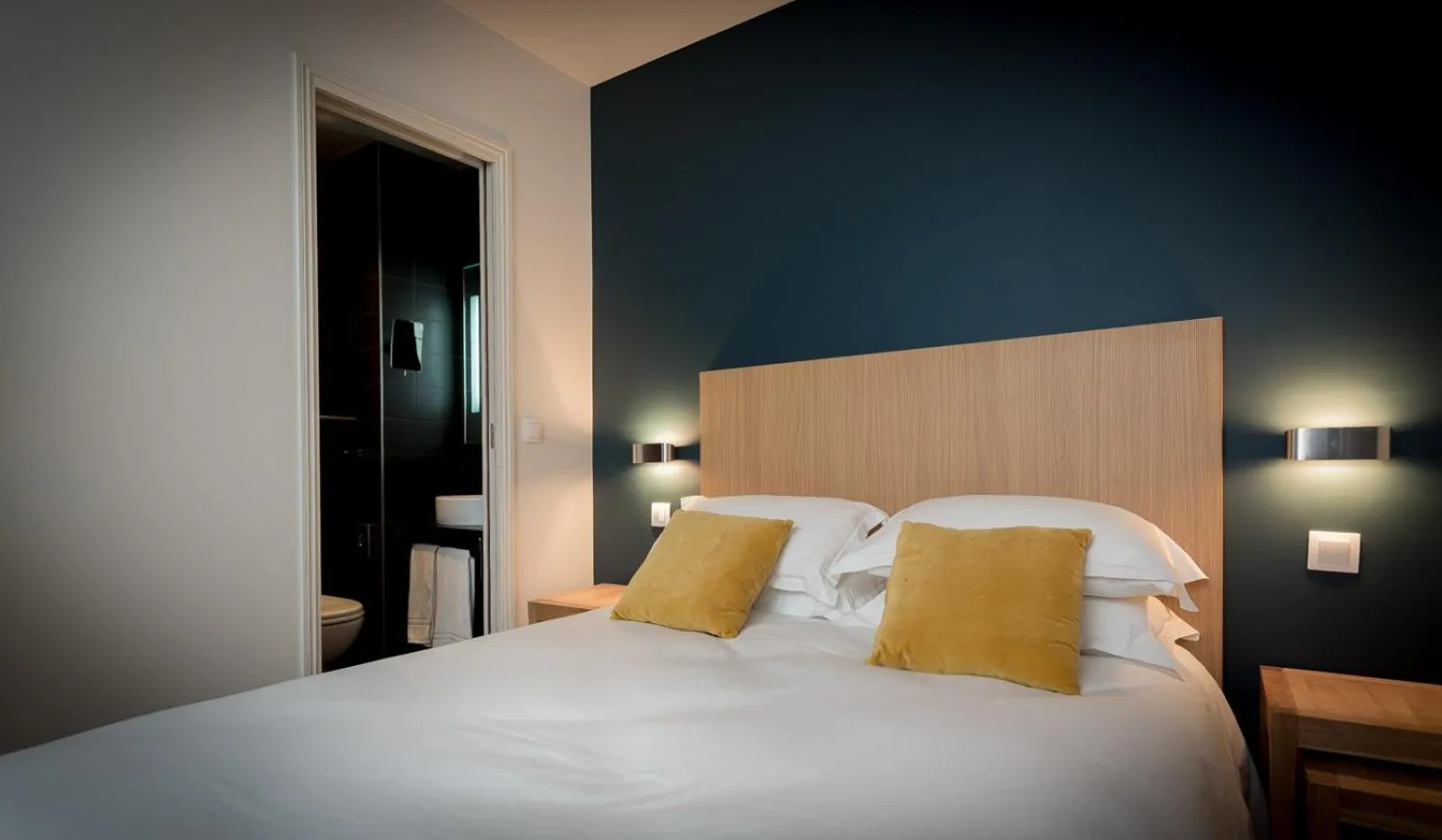 Bed in Hotel Mirabeau Eiffel