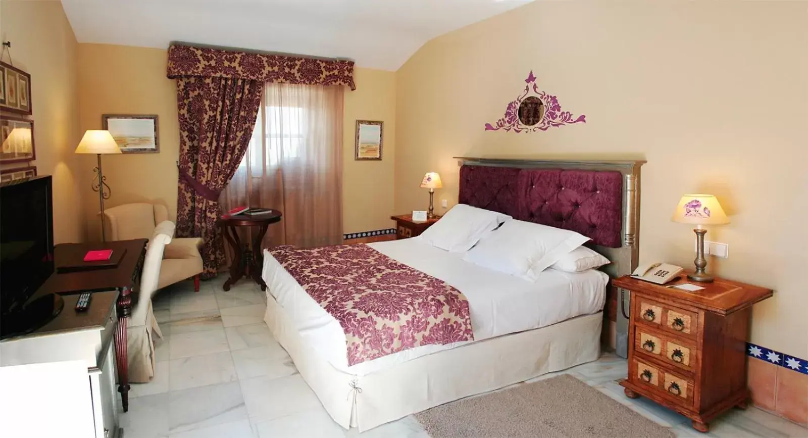 Photo of the whole room, Bed in Hotel Alcázar de la Reina