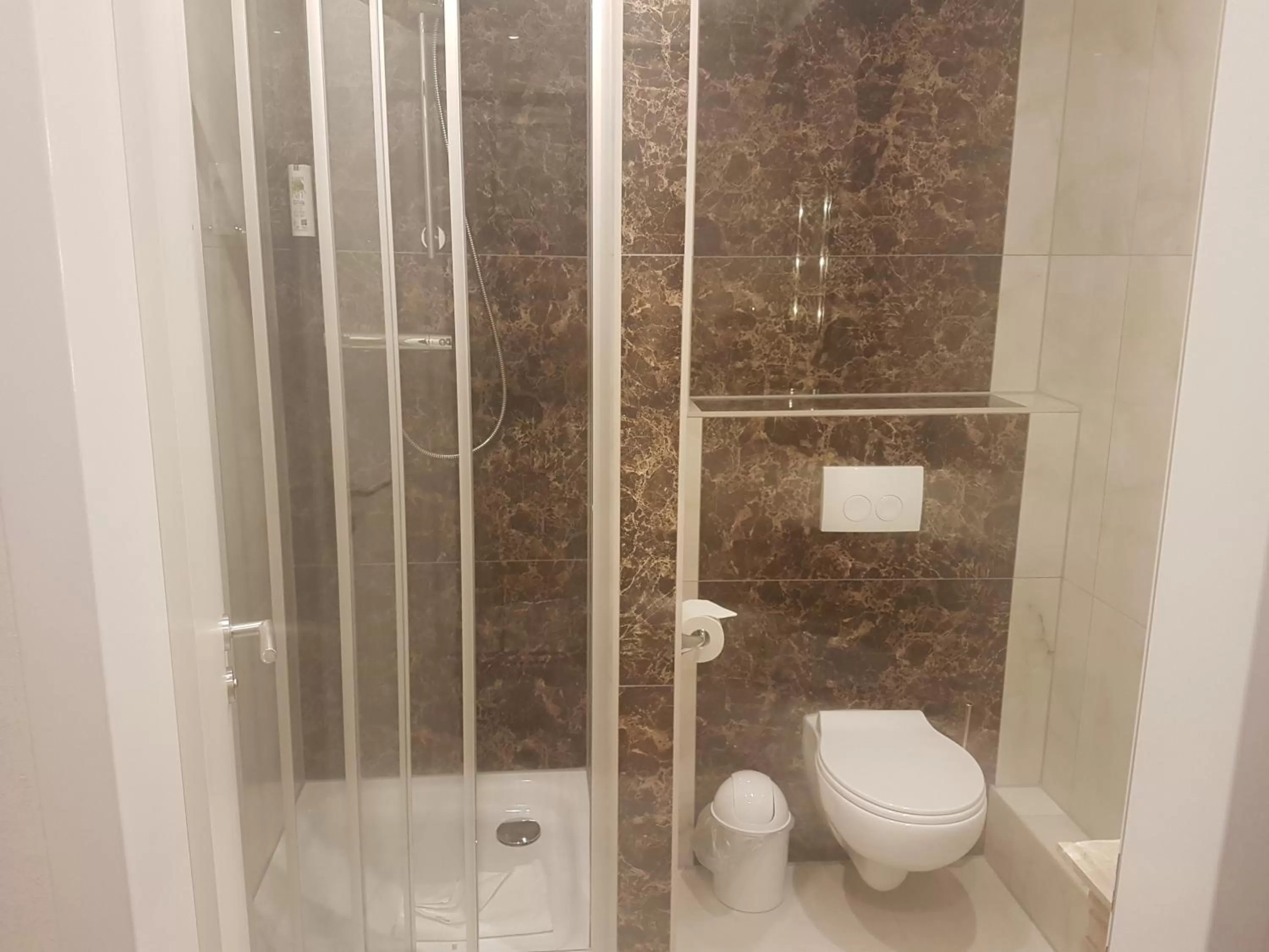 Shower in Elbgalerie Hotel