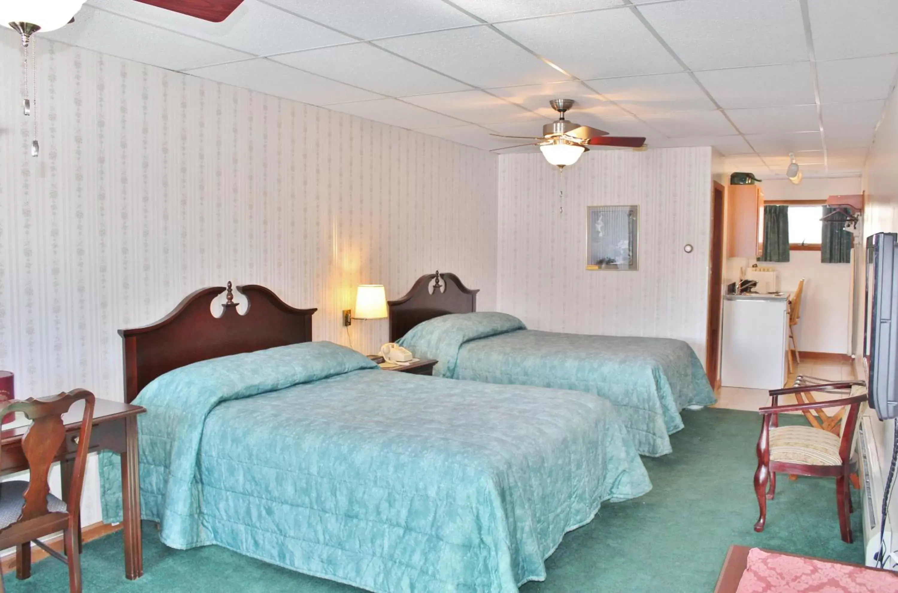 Kitchen or kitchenette, Bed in Sara Placid Inn & Suites