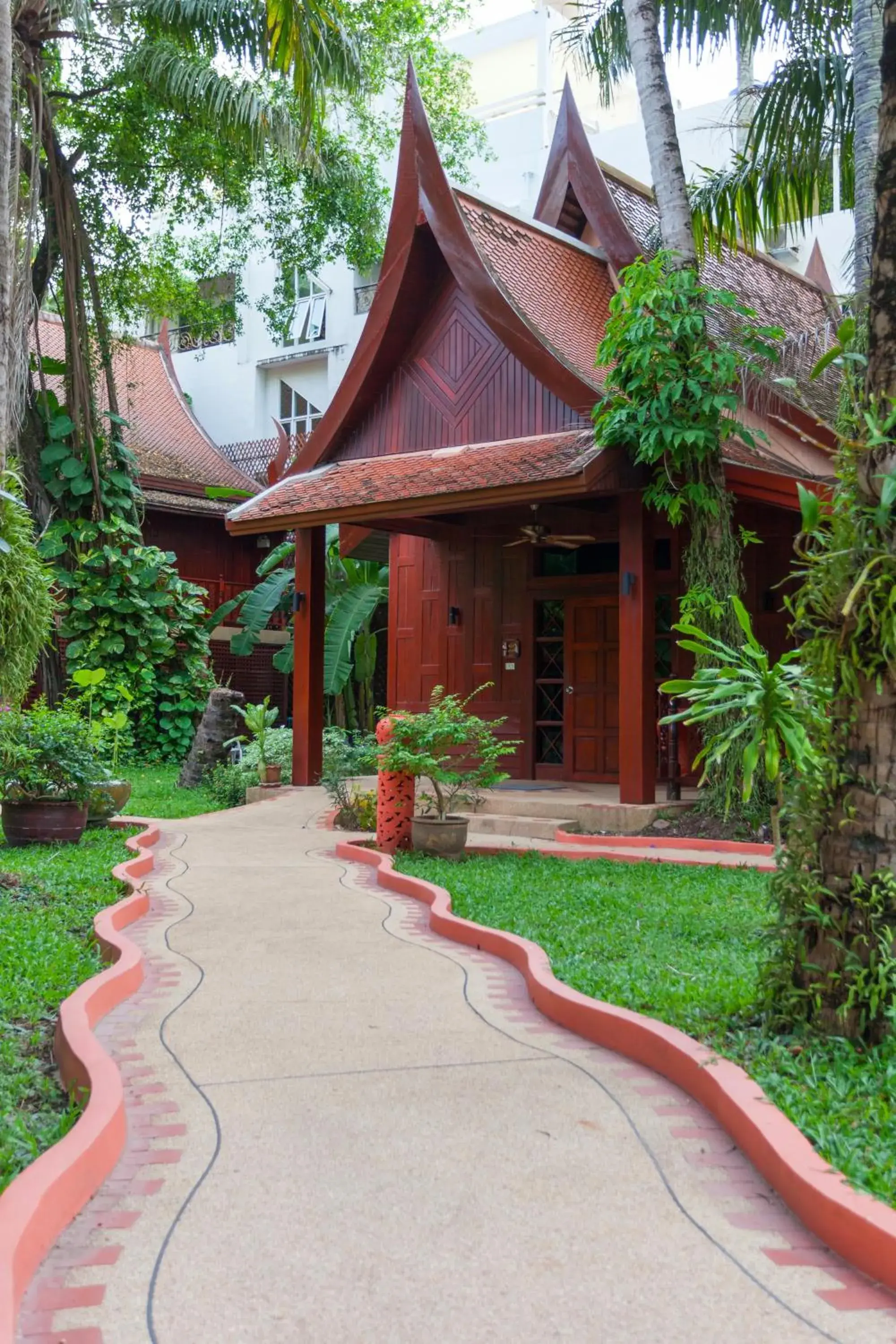 Facade/entrance in Royal Phawadee Village Patong - 2 Minutes walk to the beach Facade/entrance in Royal Phawadee Village Patong - 2 Minutes walk to the beach