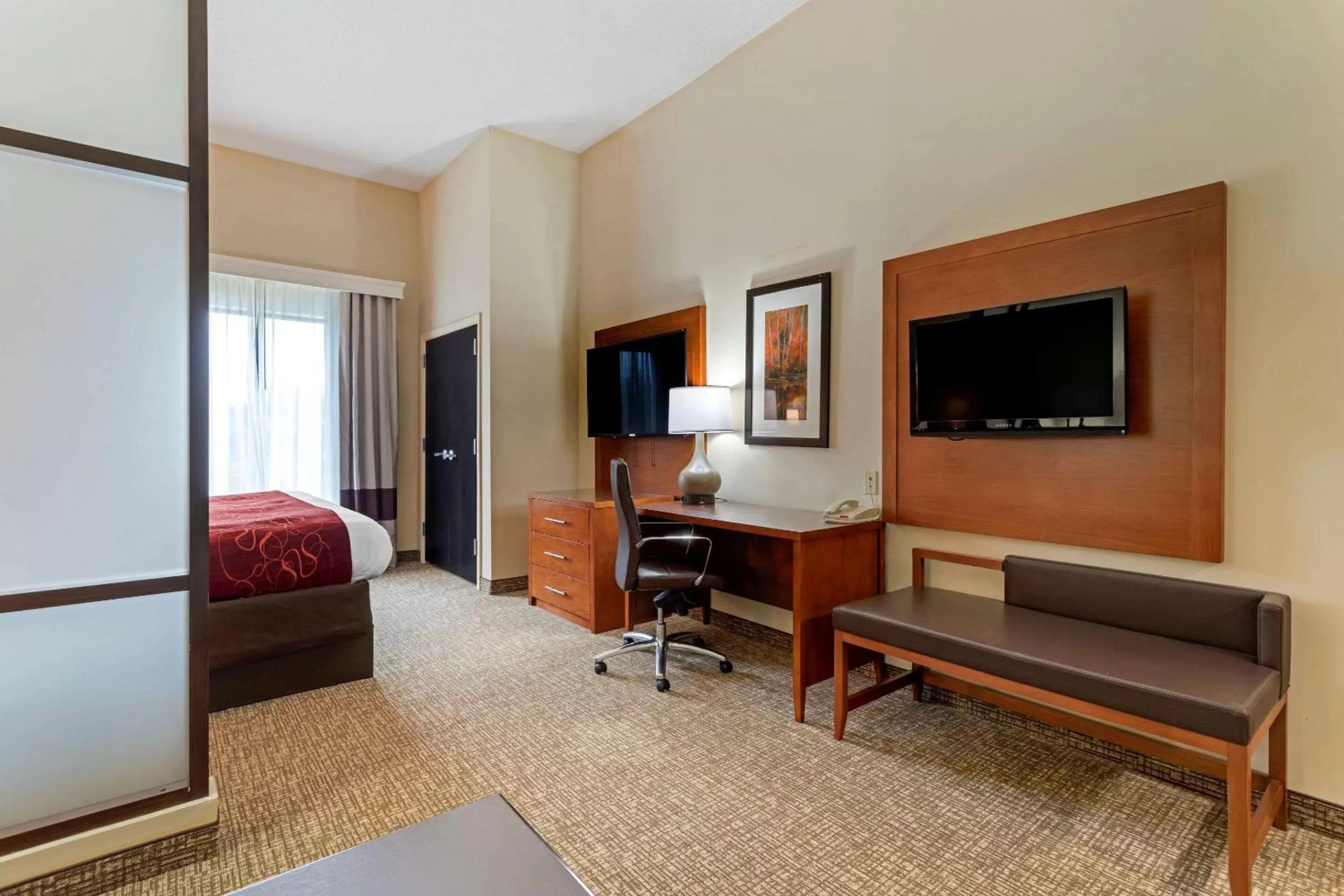 Photo of the whole room, Bed in Comfort Suites Kingsport South