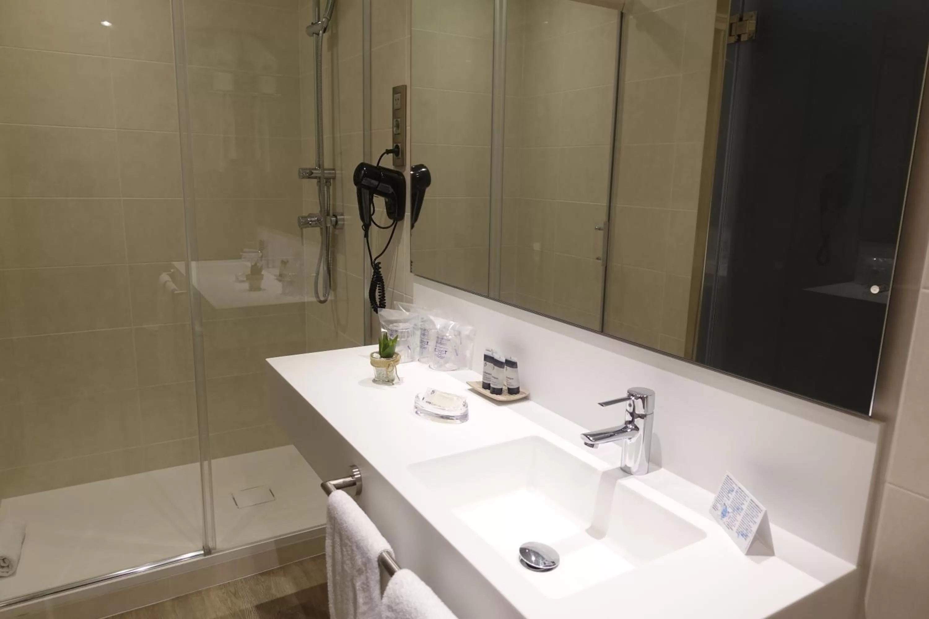 Bathroom in Hotel Oasis