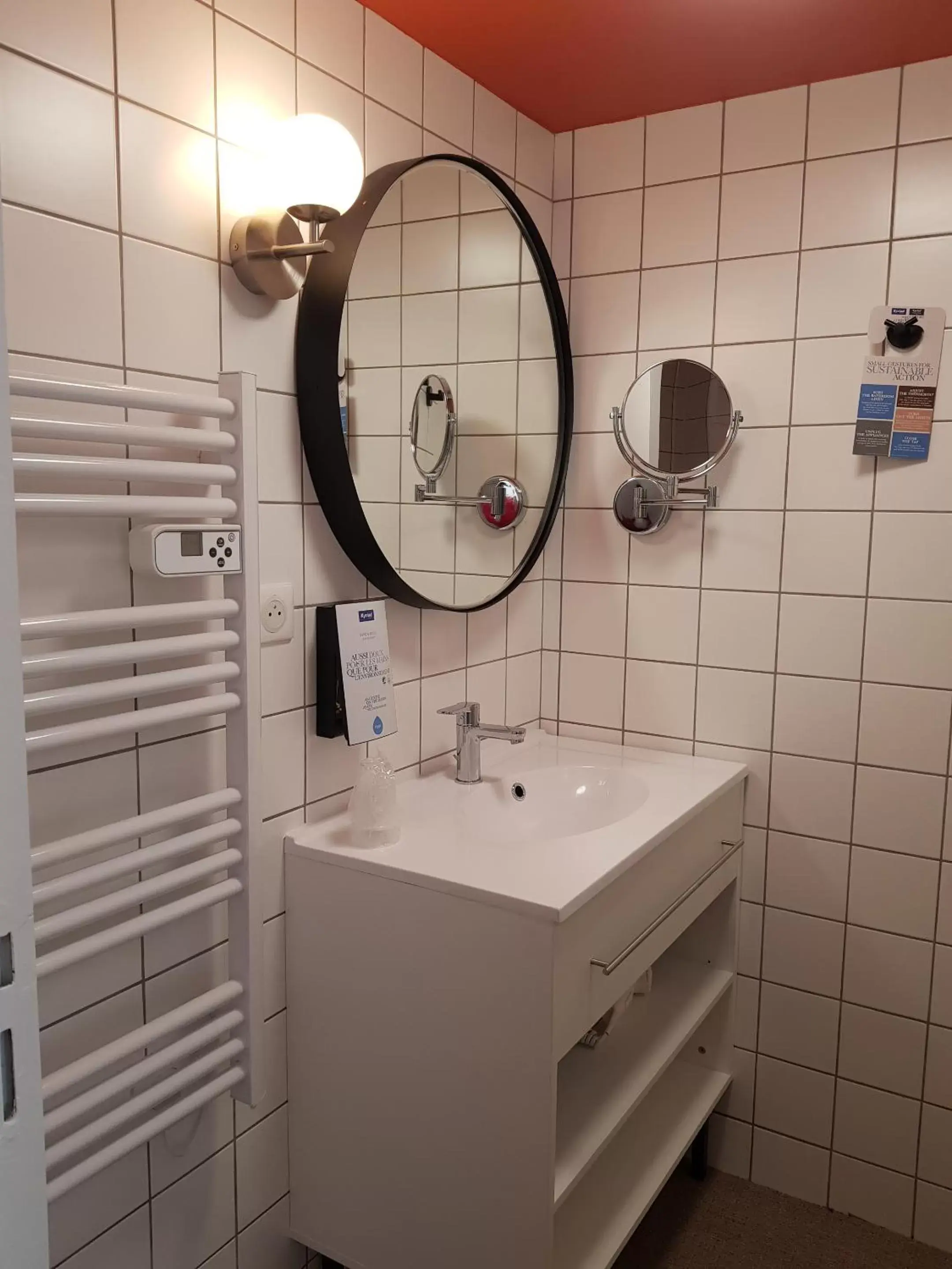 Bathroom in KYRIAD LYON EST – Saint Quentin Fallavier