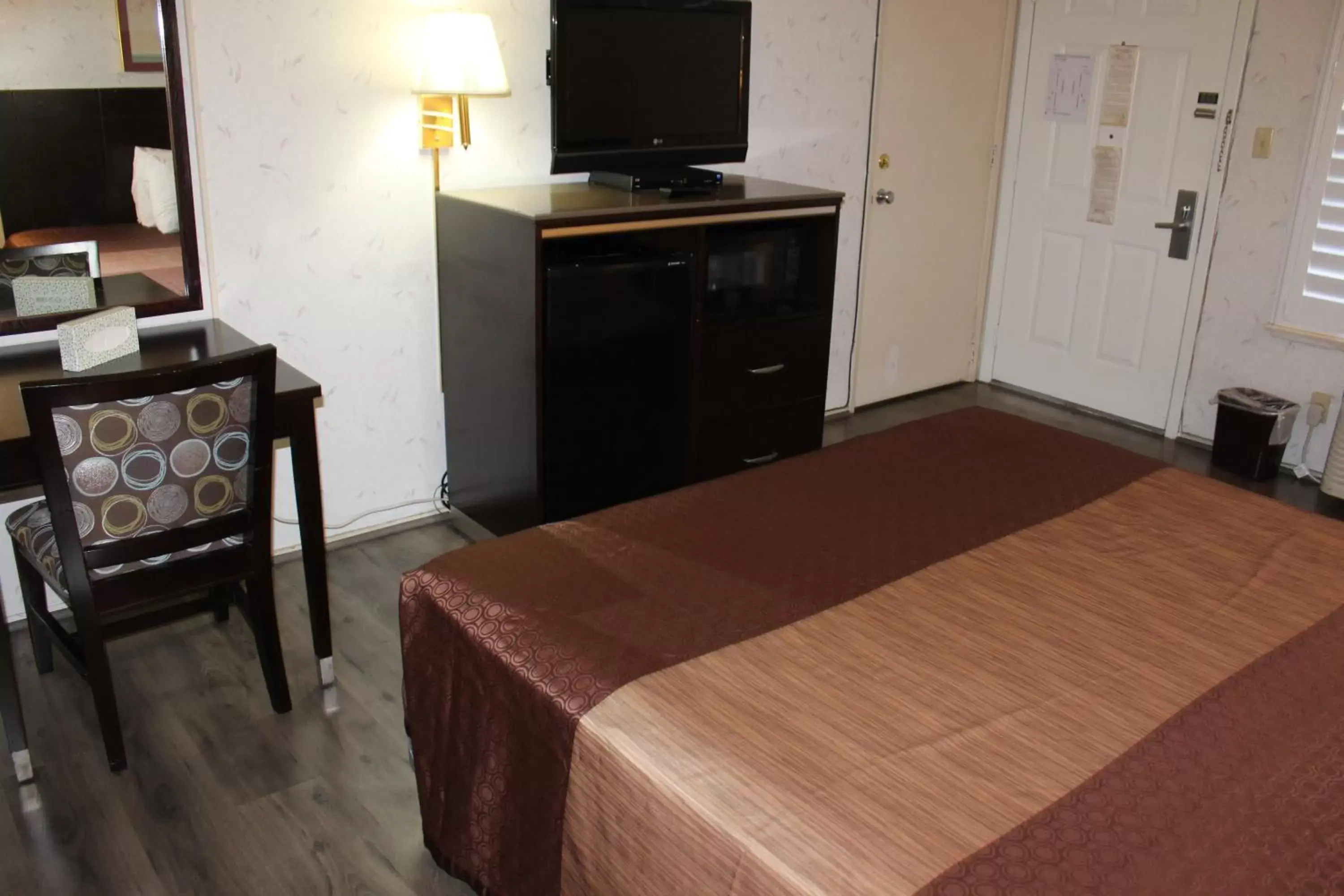 Photo of the whole room, Bed in Budget Inn Redwood City