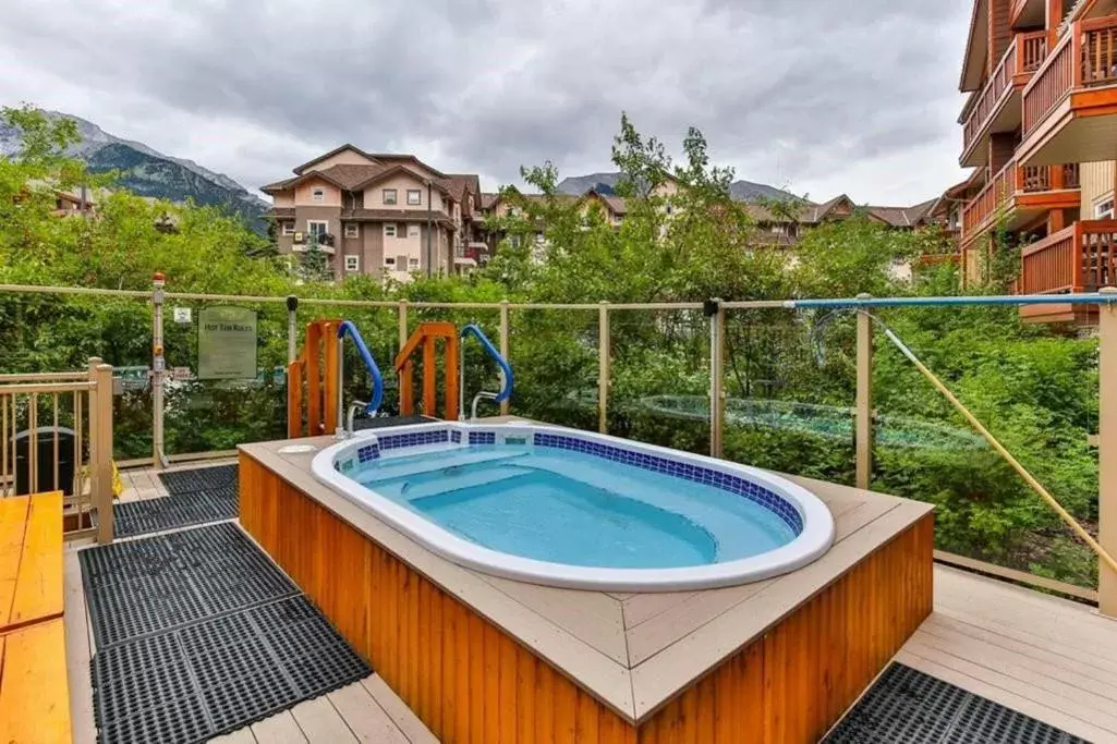 Hot Tub, Swimming Pool in B&B Falcon Crest Lodge 1BR 1Pullout