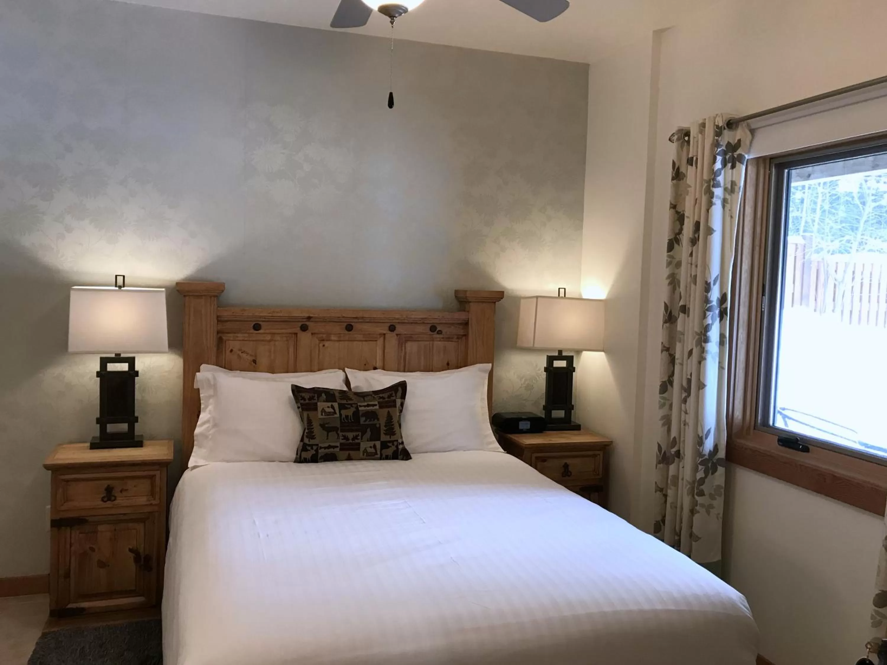 Decorative detail, Bed in Canyon Ridge Lodge