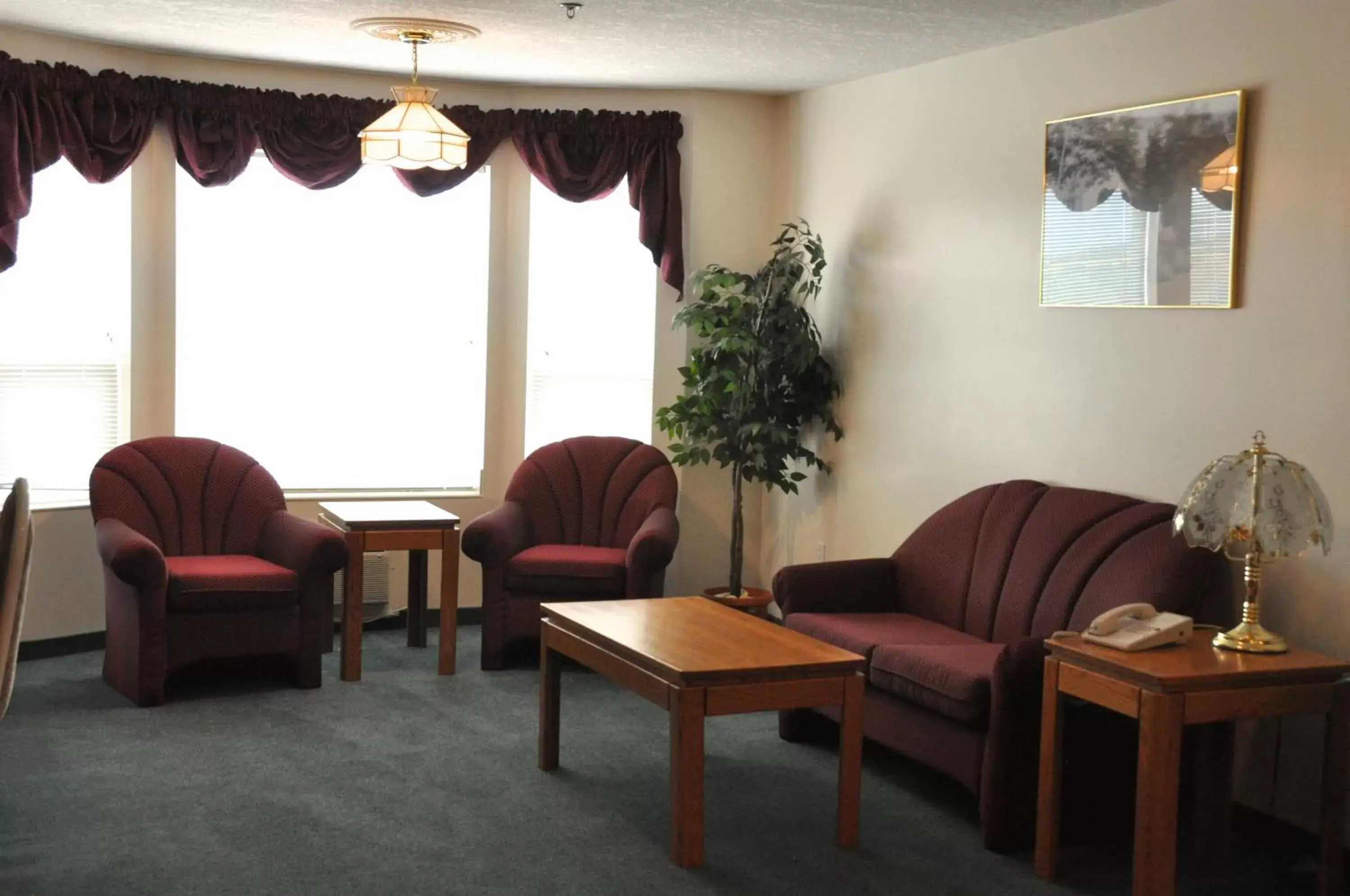 Living room, Seating Area in Western Budget Motel Leduc #3