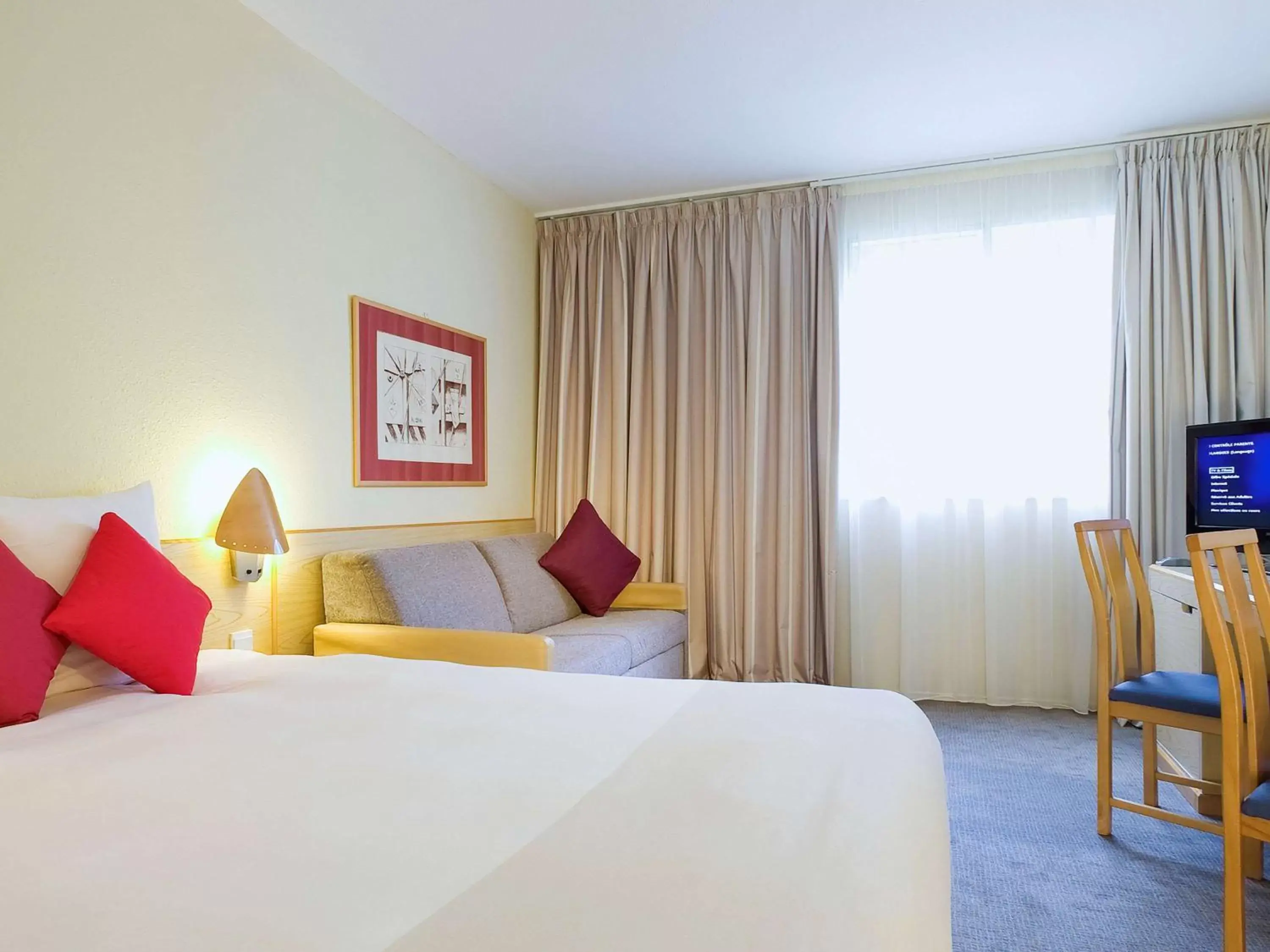 Property building, Bed in Novotel Manchester West
