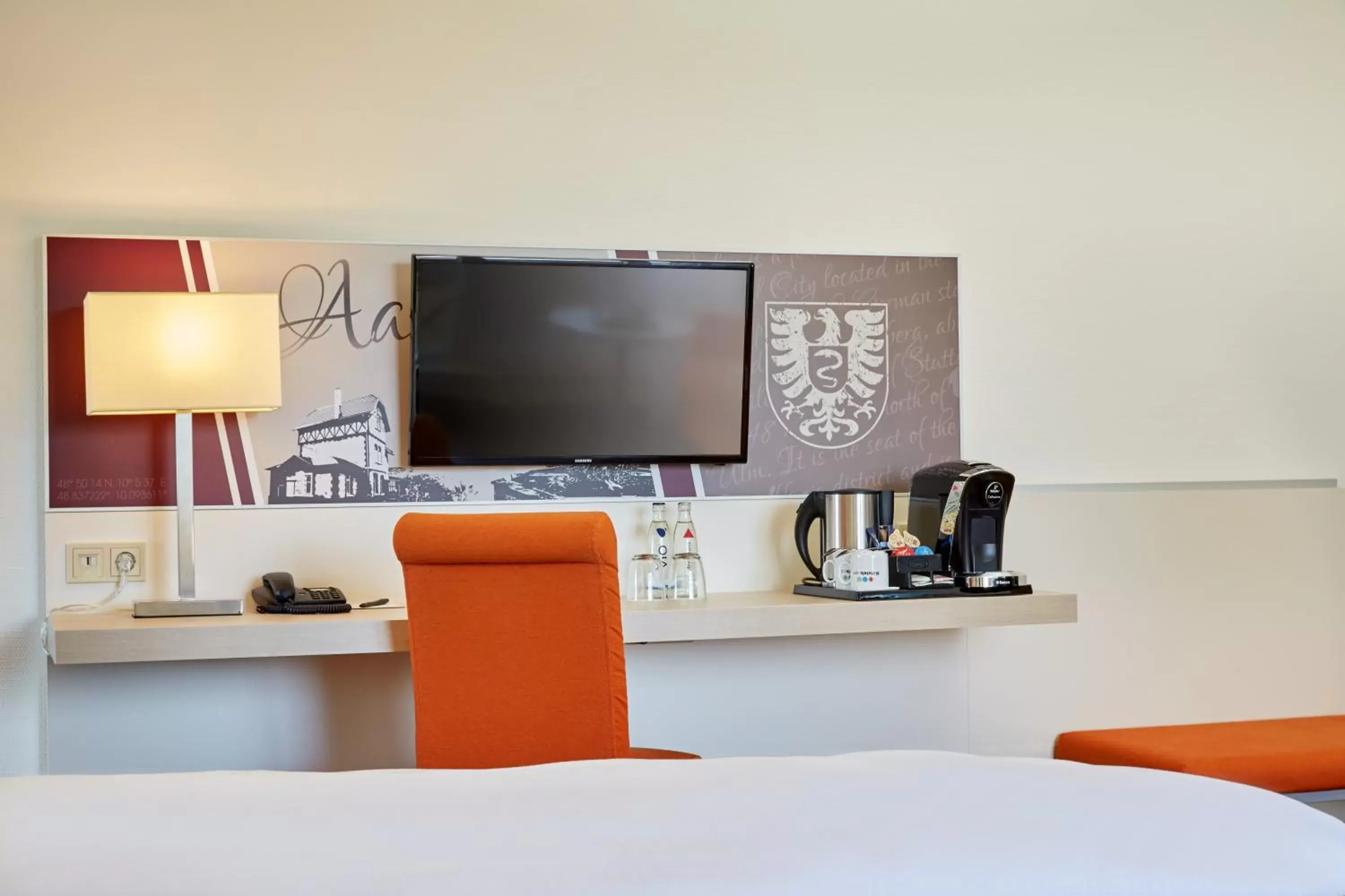 Bedroom, TV/Entertainment Center in H+ Hotel Limes Thermen Aalen